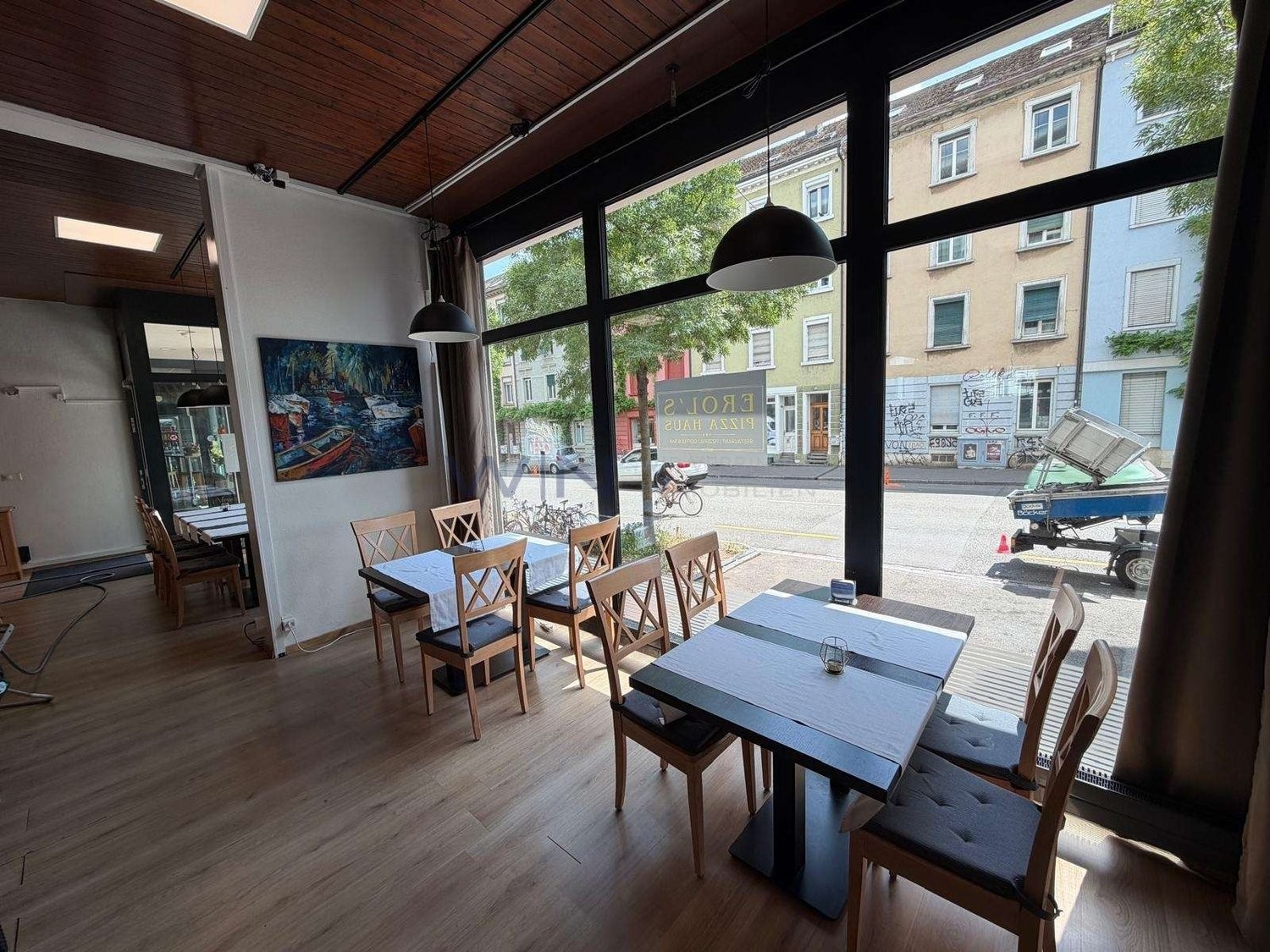 Restaurant de 240m²

FAITS-WE
- Kleinbasel, haute fréquentation, proche de la foire, de la gare Badischer Bahnhof et du Rhin
- 230 m² de plain-pied, salles de restauration meublées, cuisine professionnelle
- Pièces annexes disponibles, inventaire reprenable séparément, aucun temps de rénovation

Con