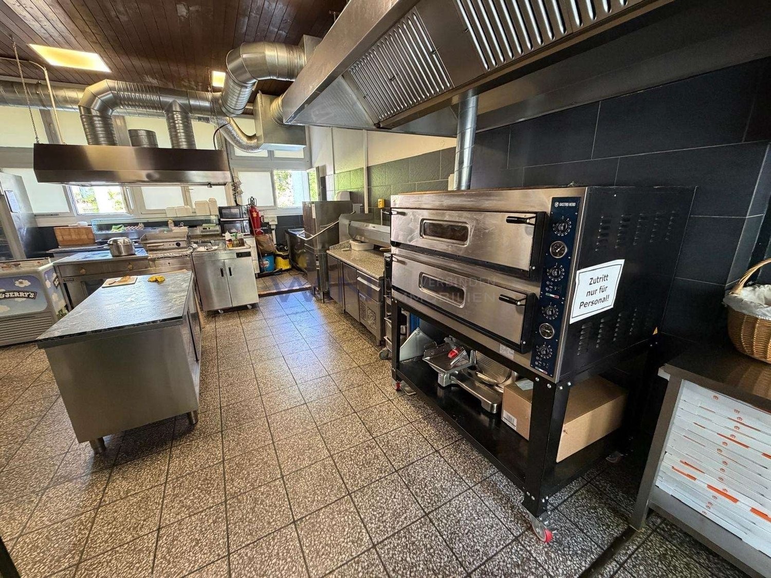 Restaurant de 240m²

FAITS-WE
- Kleinbasel, haute fréquentation, proche de la foire, de la gare Badischer Bahnhof et du Rhin
- 230 m² de plain-pied, salles de restauration meublées, cuisine professionnelle
- Pièces annexes disponibles, inventaire reprenable séparément, aucun temps de rénovation

Con