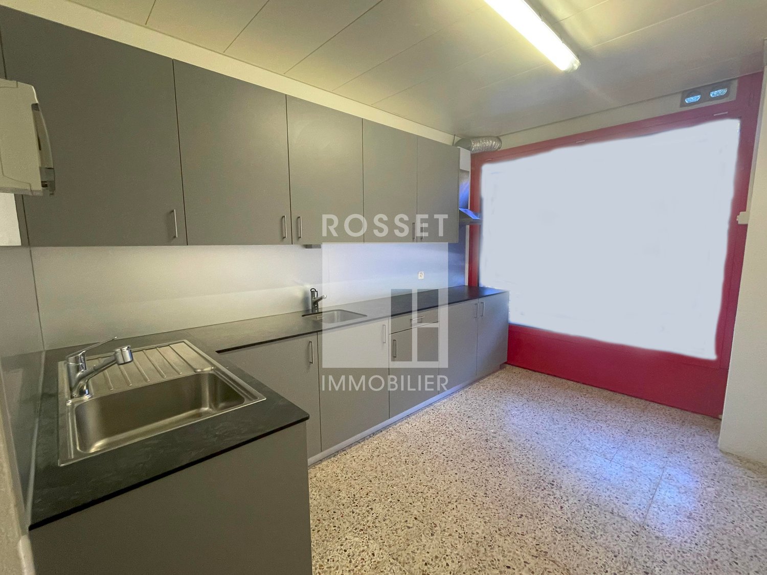 51m² shop