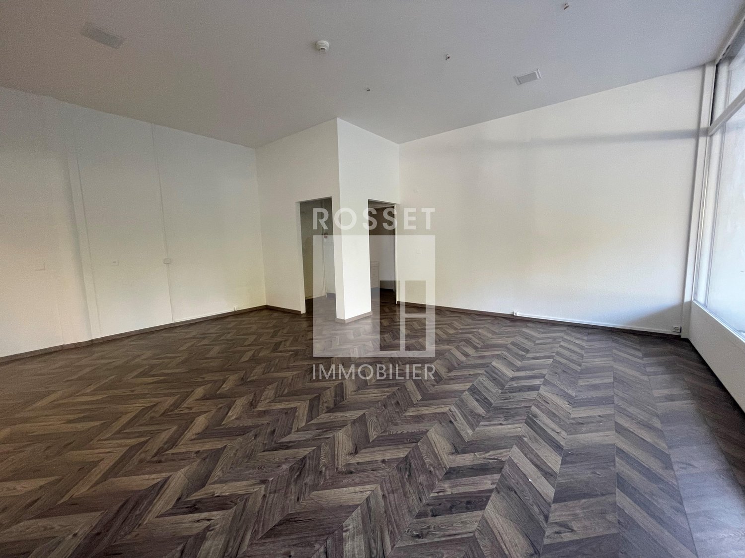 51m² shop