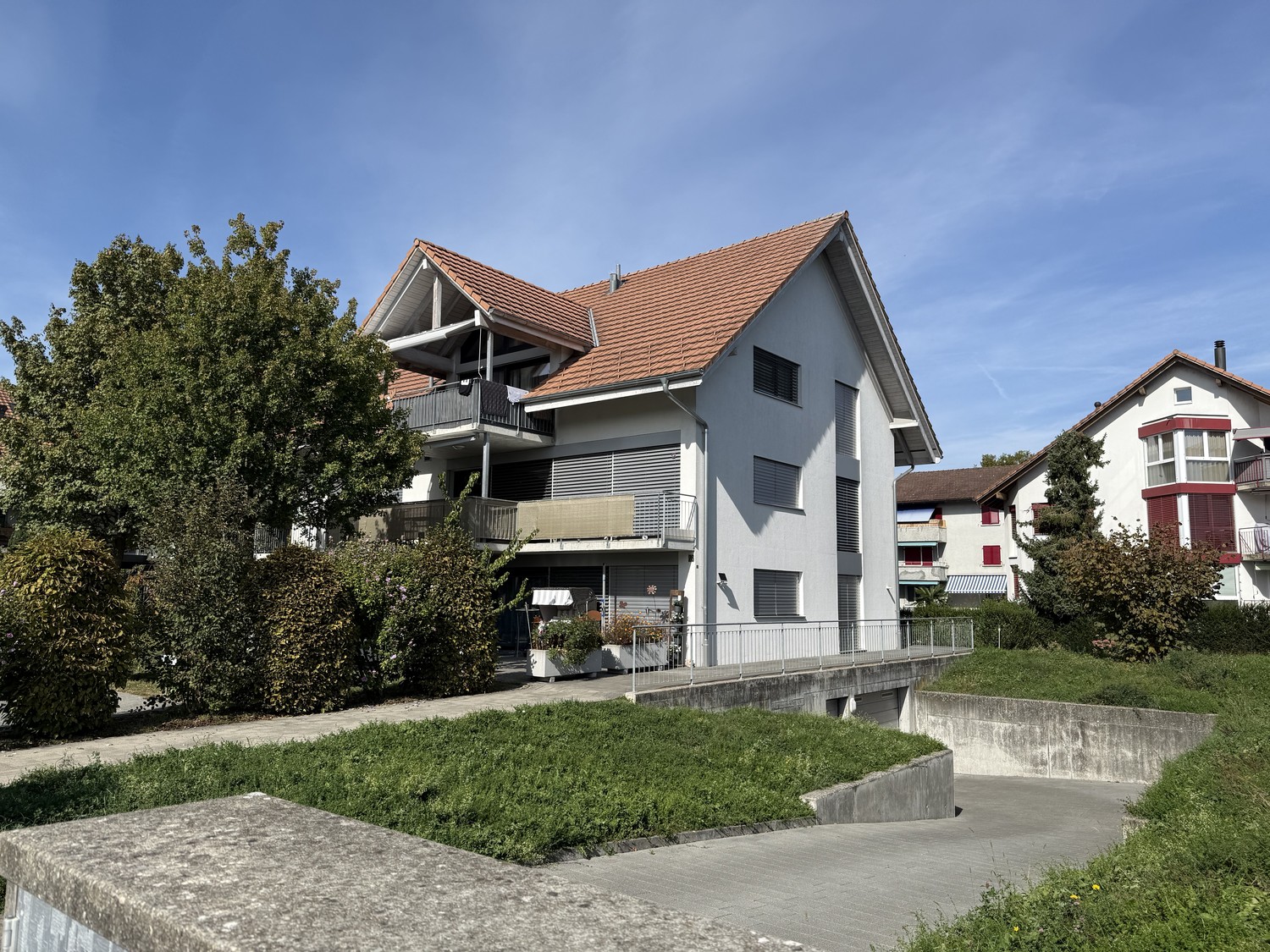 Appartement de 4 ½ pièces","description":"Cet appartement séduit par une zone de vie et de repas spacieuse et baignée de lumière, ainsi que par une atmosphère de vie agréable et moderne. Les grandes façades vitrées assurent beaucoup de lumière naturelle tout en offrant un beau lien avec l'extérieur., photo 1 sur 6