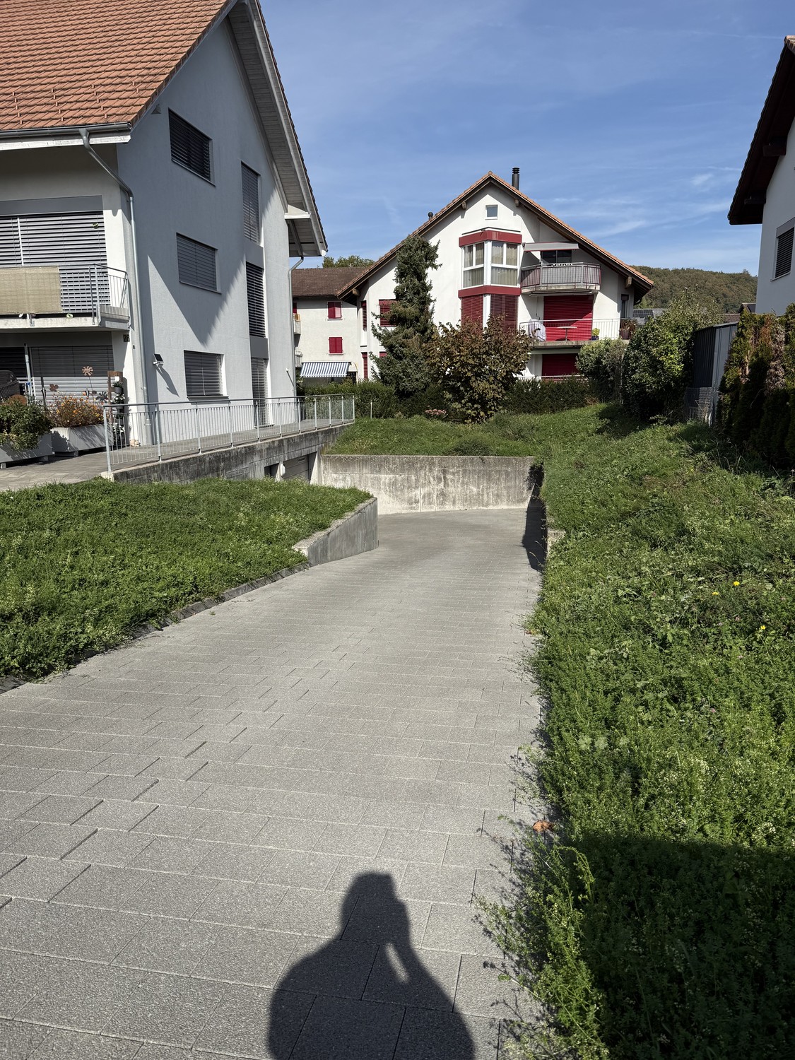 Appartement de 4 ½ pièces","description":"Cet appartement séduit par une zone de vie et de repas spacieuse et baignée de lumière, ainsi que par une atmosphère de vie agréable et moderne. Les grandes façades vitrées assurent beaucoup de lumière naturelle tout en offrant un beau lien avec l'extérieur., photo 6 sur 6