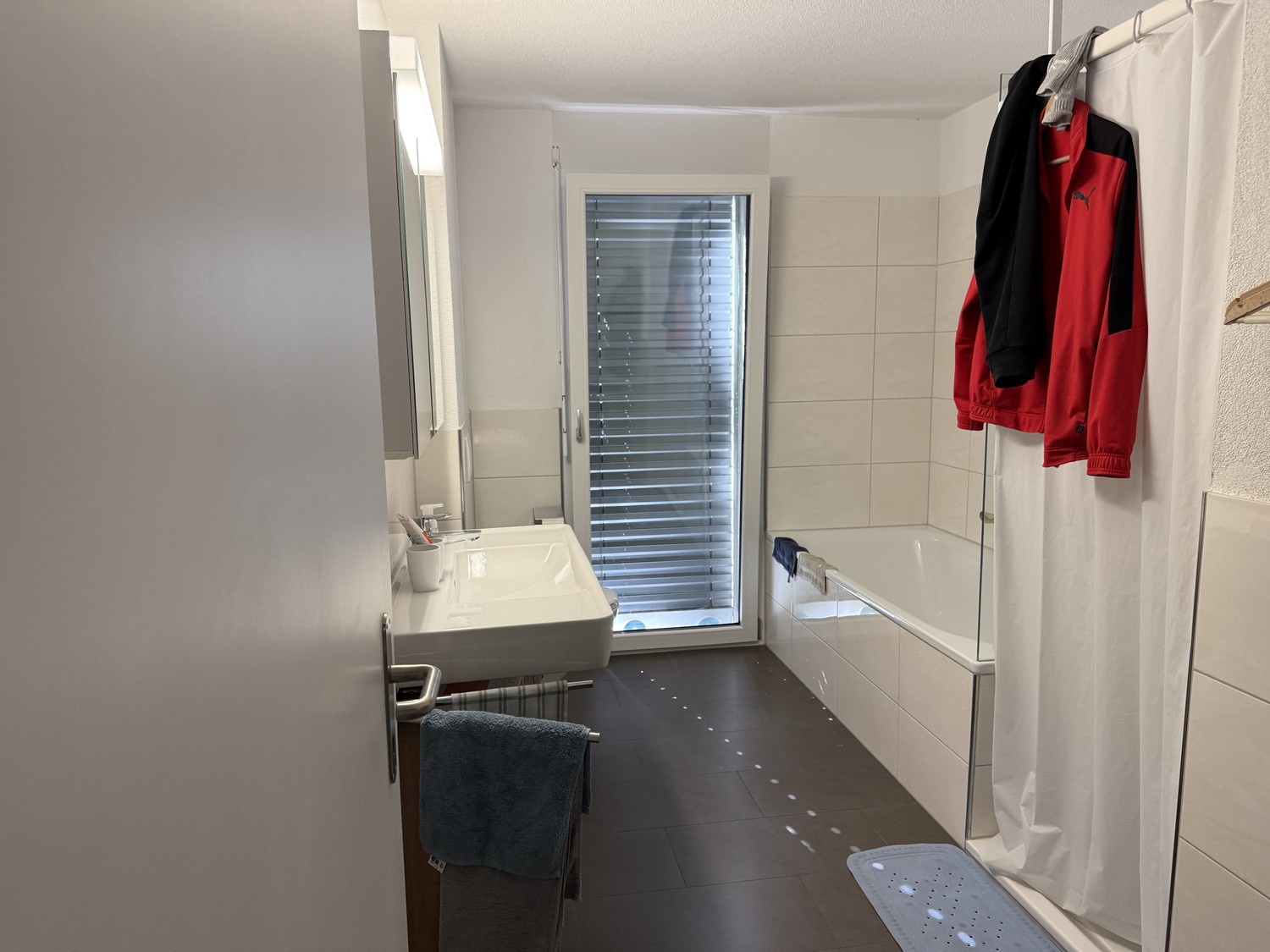 Appartement de 4 ½ pièces","description":"Cet appartement séduit par une zone de vie et de repas spacieuse et baignée de lumière, ainsi que par une atmosphère de vie agréable et moderne. Les grandes façades vitrées assurent beaucoup de lumière naturelle tout en offrant un beau lien avec l'extérieur., photo 5 sur 6