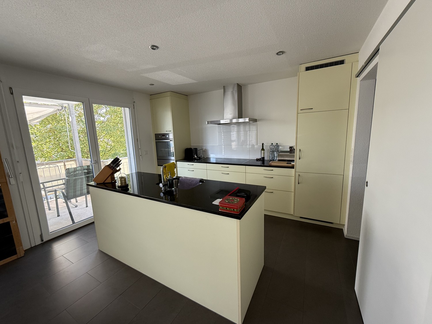 Appartement de 4 ½ pièces","description":"Cet appartement séduit par une zone de vie et de repas spacieuse et baignée de lumière, ainsi que par une atmosphère de vie agréable et moderne. Les grandes façades vitrées assurent beaucoup de lumière naturelle tout en offrant un beau lien avec l'extérieur., photo 2 sur 6
