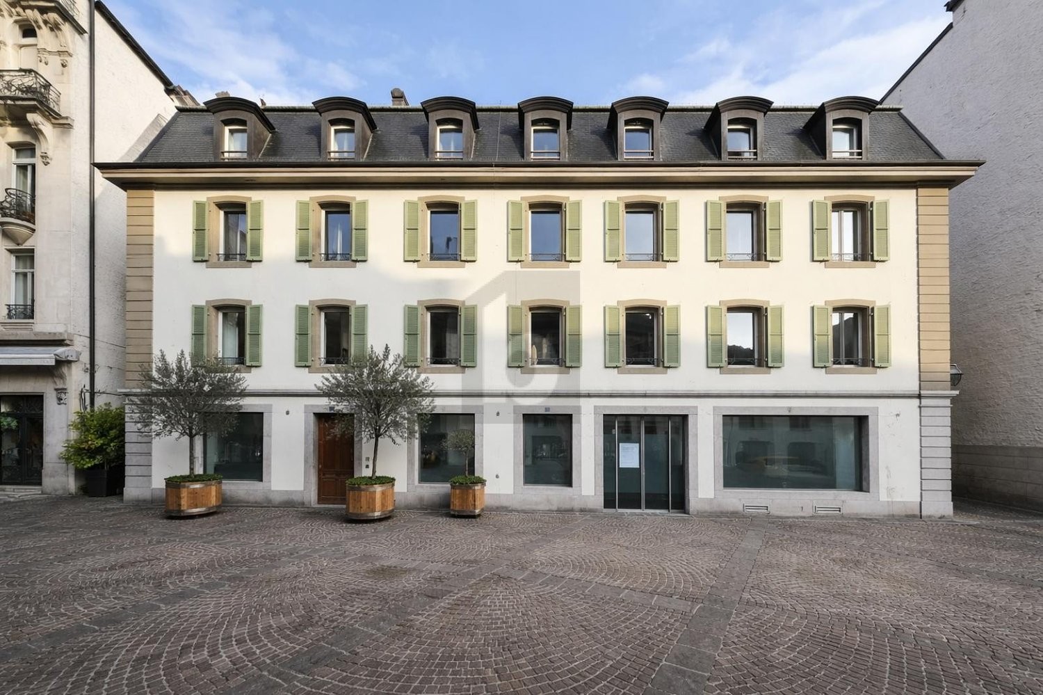 990m² office