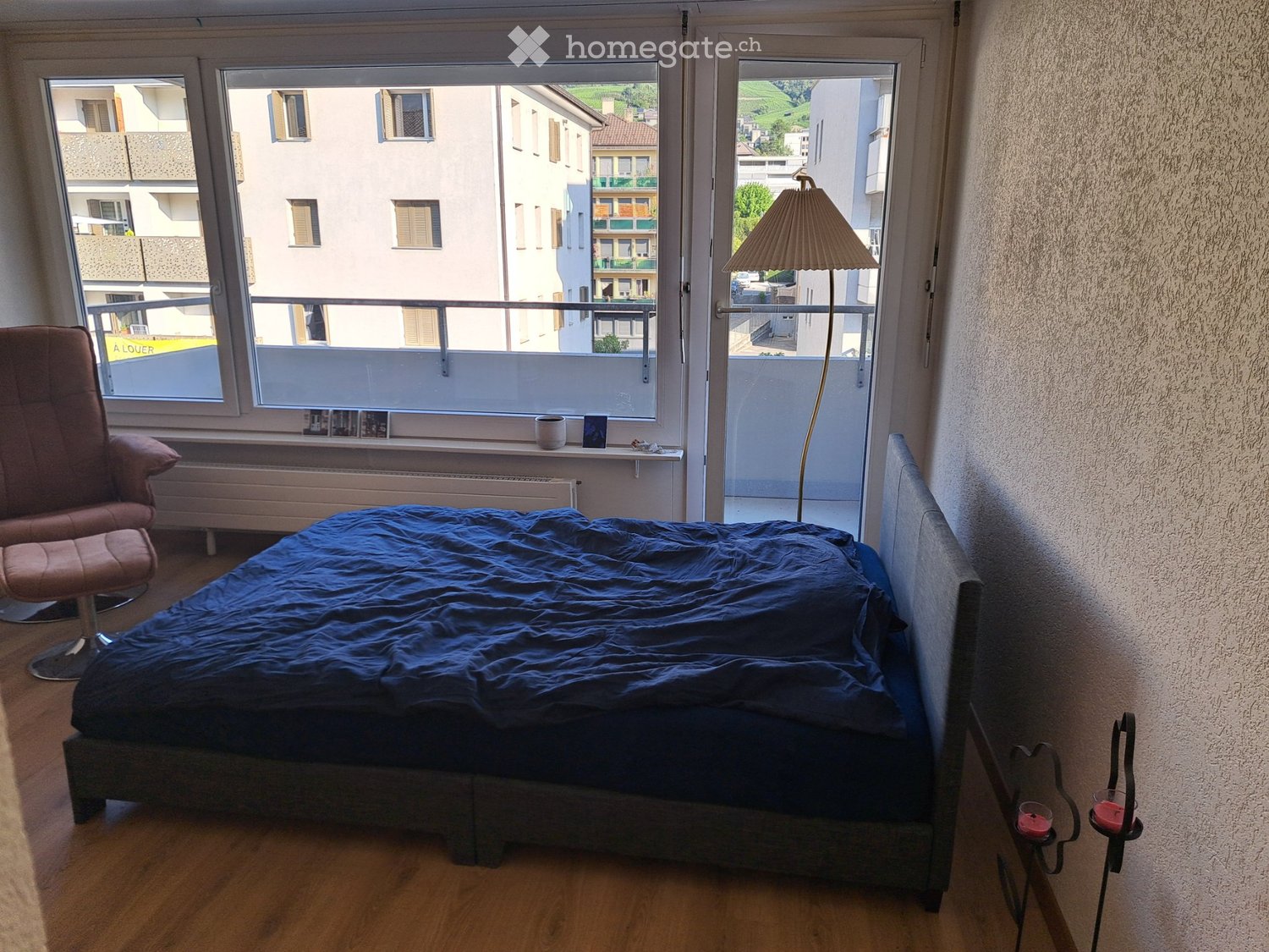 Studio avec cuisinette, salle de bain séparée et beau balcon