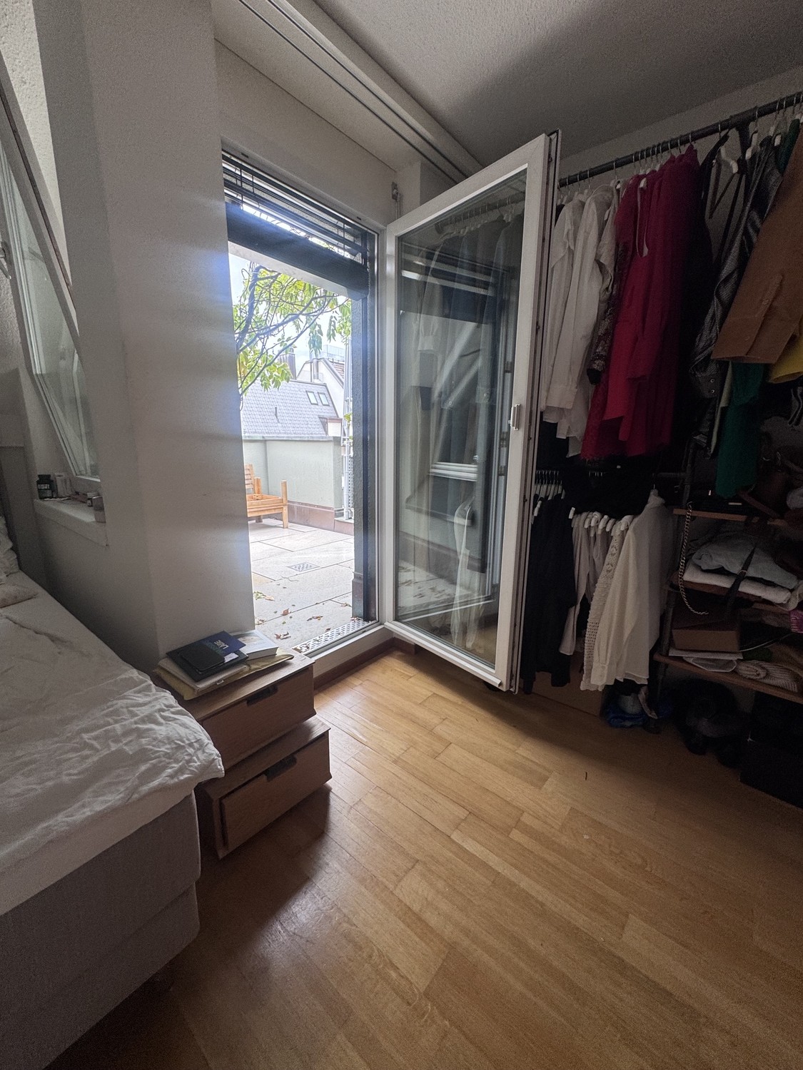 Chambre dans une colocation

Chambre avec salle de bain privée et balcon, plus un studio de 25 m² un étage au-dessus. 
Que vous fassiez de la musique, de la peinture, de la couture ou que vous travailliez sur d'autres projets créatifs : le studio dispose de l'électricité, de la lumière naturelle et 