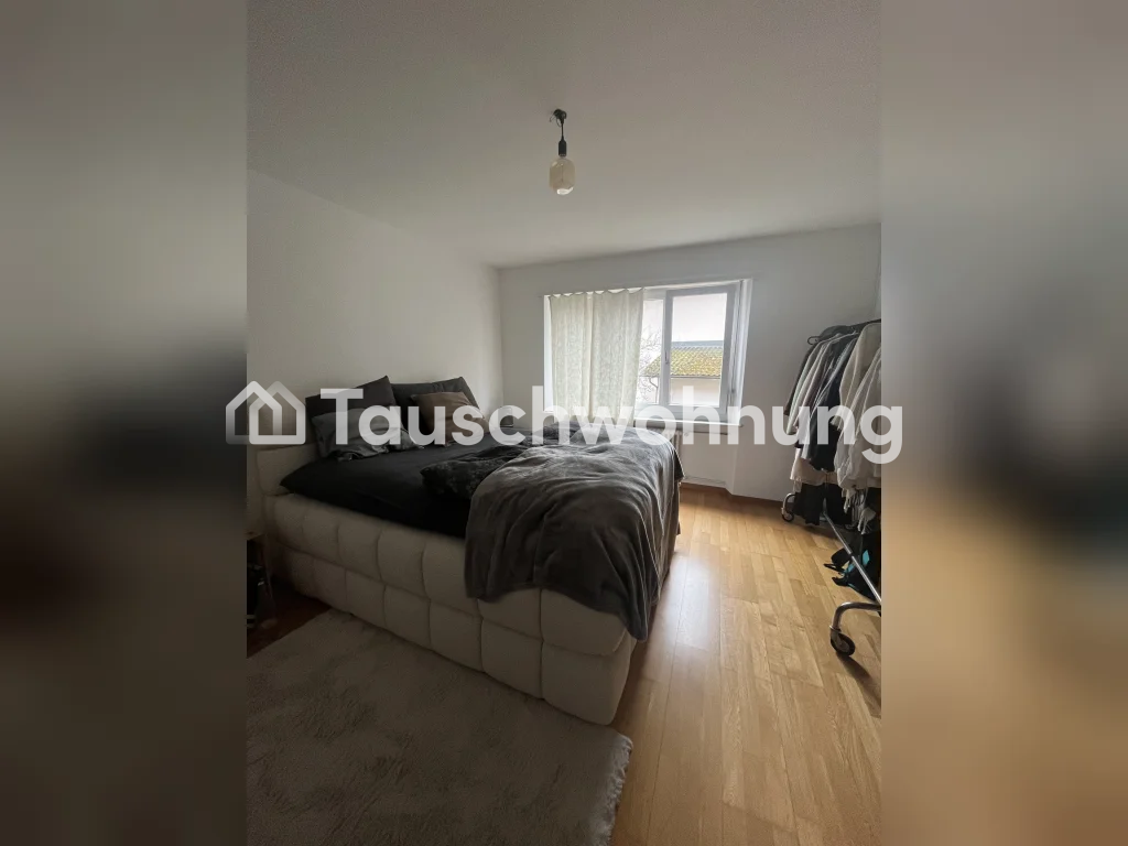 Superbe appartement de 3,5 pièces à Schmiede Wiedike. À 1 min de la station de tram avec de nombreuses possibilités de shopping, bars & restos. Je souhaite tenter un changement d'air et trouver quelque chose de plus petit en raison de mes études.
Idéalement, l'appartement doit être situé au calme et