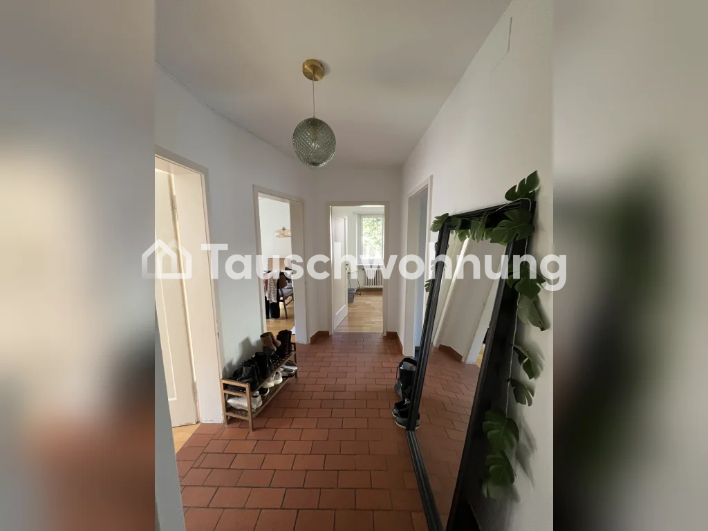 Superbe appartement de 3,5 pièces à Schmiede Wiedike. À 1 min de la station de tram avec de nombreuses possibilités de shopping, bars & restos. Je souhaite tenter un changement d'air et trouver quelque chose de plus petit en raison de mes études.
Idéalement, l'appartement doit être situé au calme et