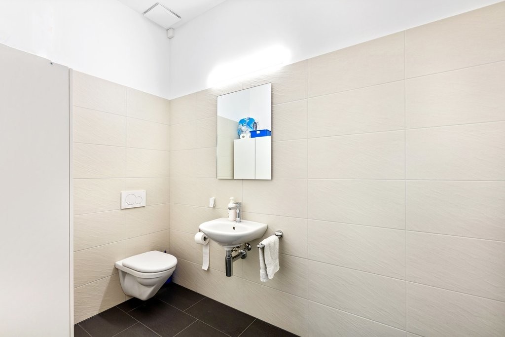 144m² commercial
