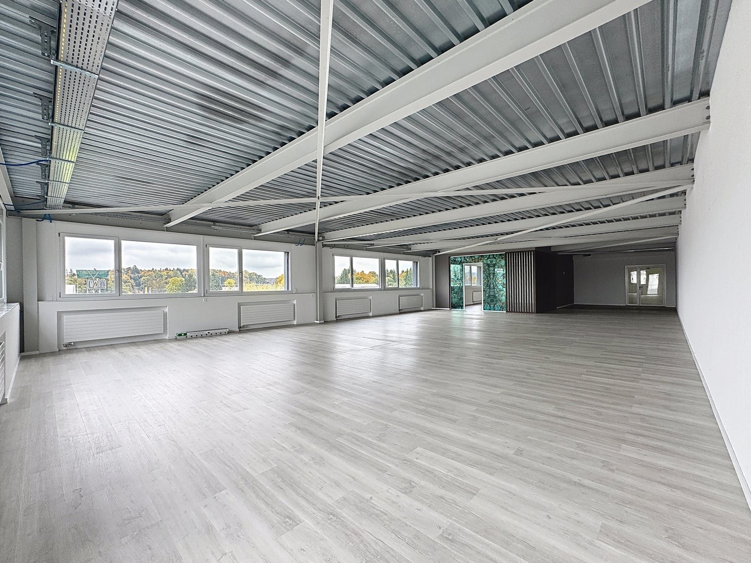 795m² shop