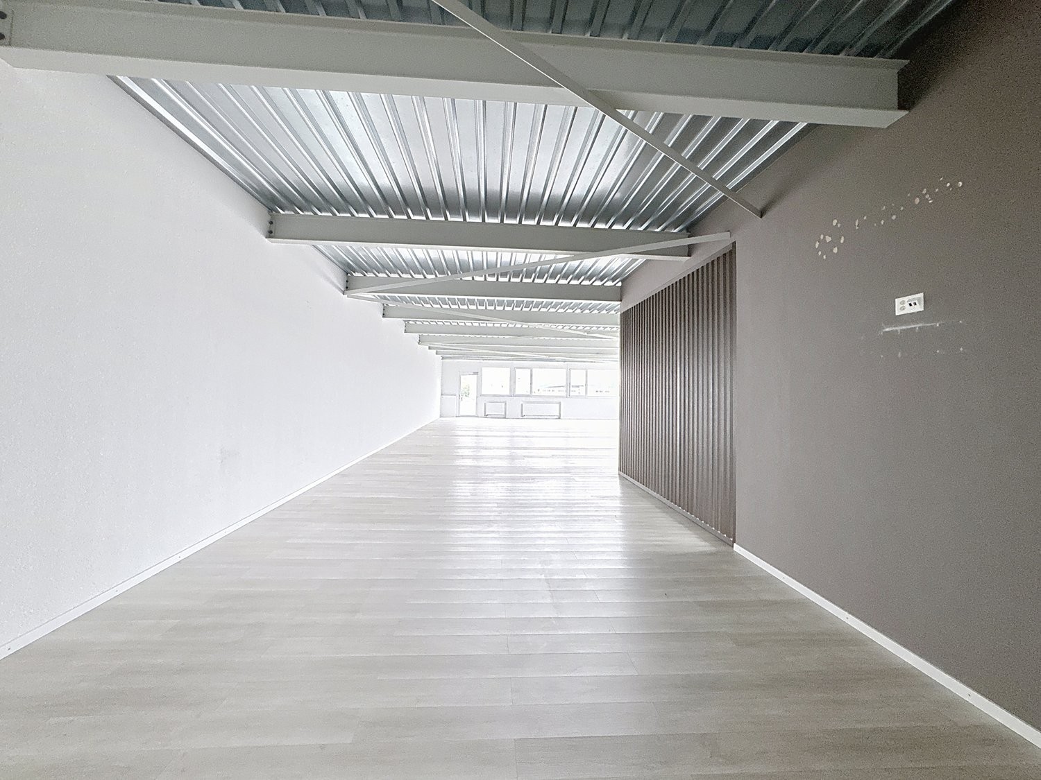 795m² shop
