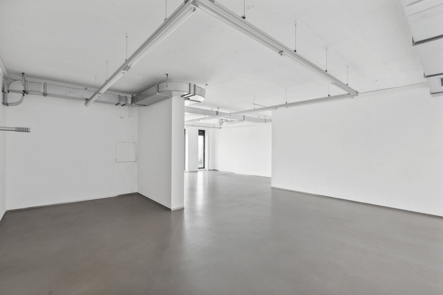 81m² office, photo 1 sur 2