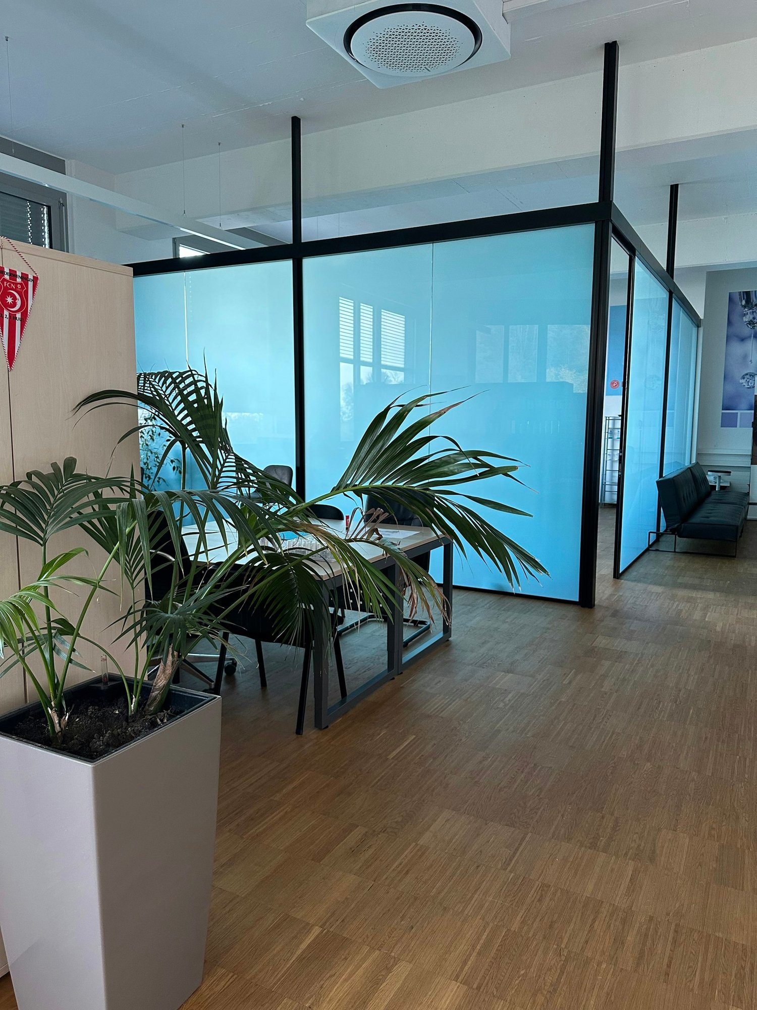 100m² office