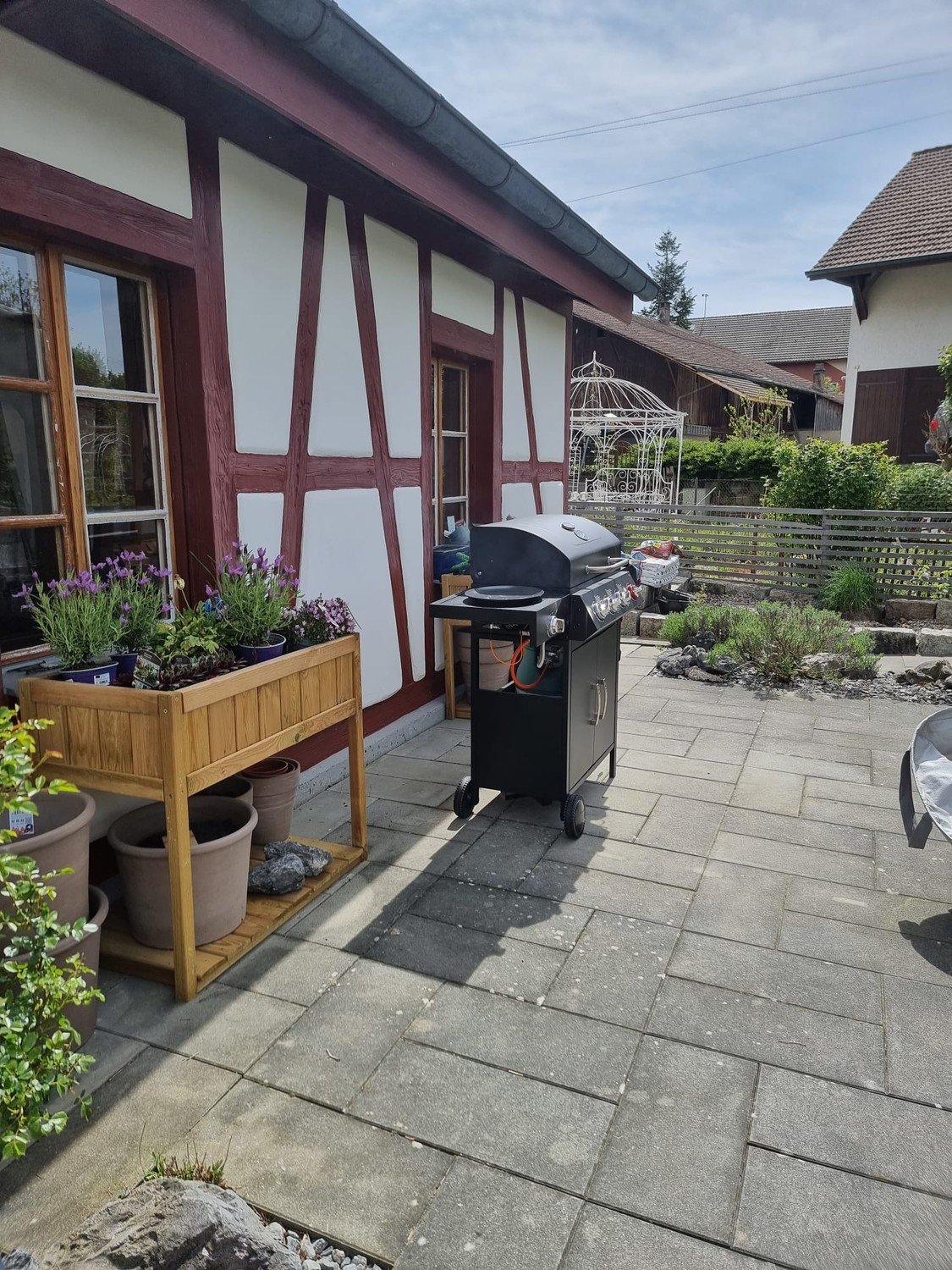 Chambre en colocation

Vous ne cherchez pas simplement une chambre en colocation, mais un foyer avec beaucoup d'espace, un jardin et une atmosphère de vie détendue ? Alors cette offre pourrait être exactement ce qu'il vous faut.  
Dans une charmante ferme à Schlatt TG, une chambre spacieuse d'enviro