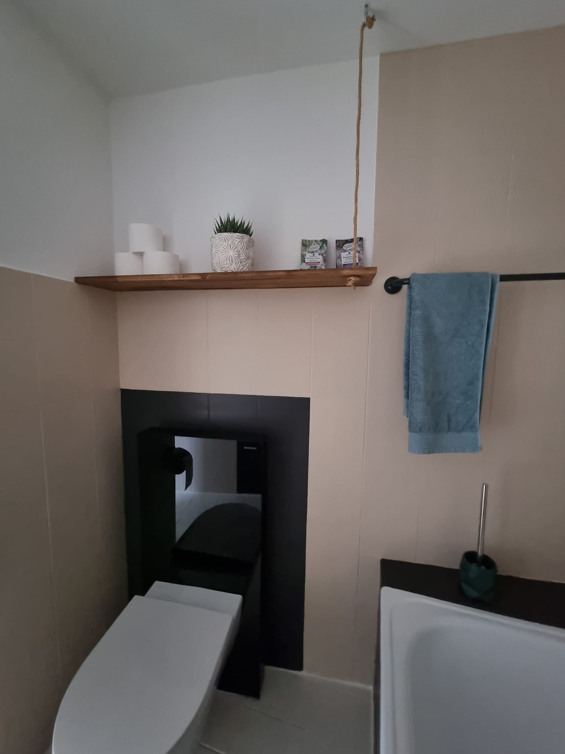 Chambre en colocation

Vous ne cherchez pas simplement une chambre en colocation, mais un foyer avec beaucoup d'espace, un jardin et une atmosphère de vie détendue ? Alors cette offre pourrait être exactement ce qu'il vous faut.  
Dans une charmante ferme à Schlatt TG, une chambre spacieuse d'enviro