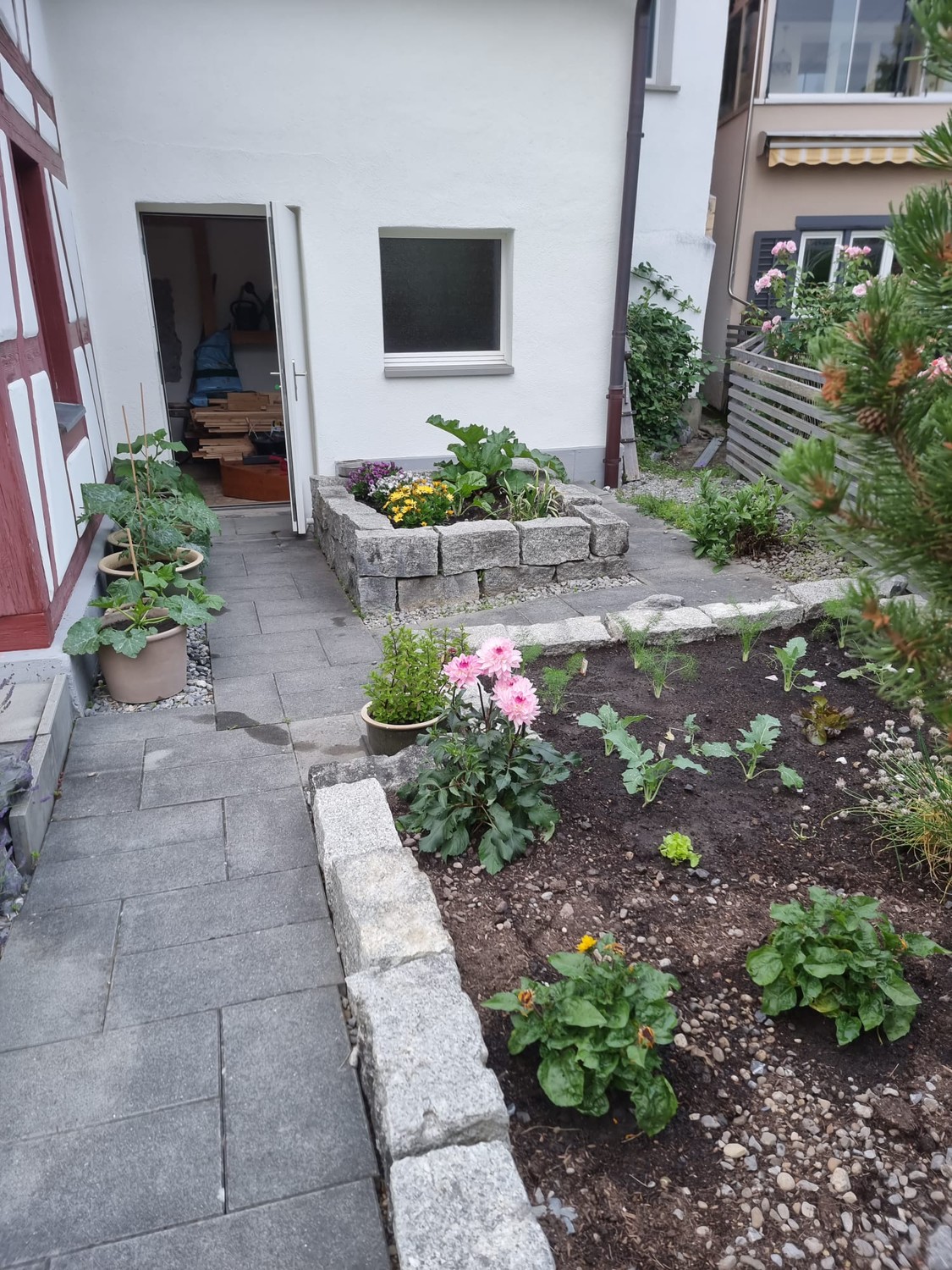 Chambre en colocation

Vous ne cherchez pas simplement une chambre en colocation, mais un foyer avec beaucoup d'espace, un jardin et une atmosphère de vie détendue ? Alors cette offre pourrait être exactement ce qu'il vous faut.  
Dans une charmante ferme à Schlatt TG, une chambre spacieuse d'enviro