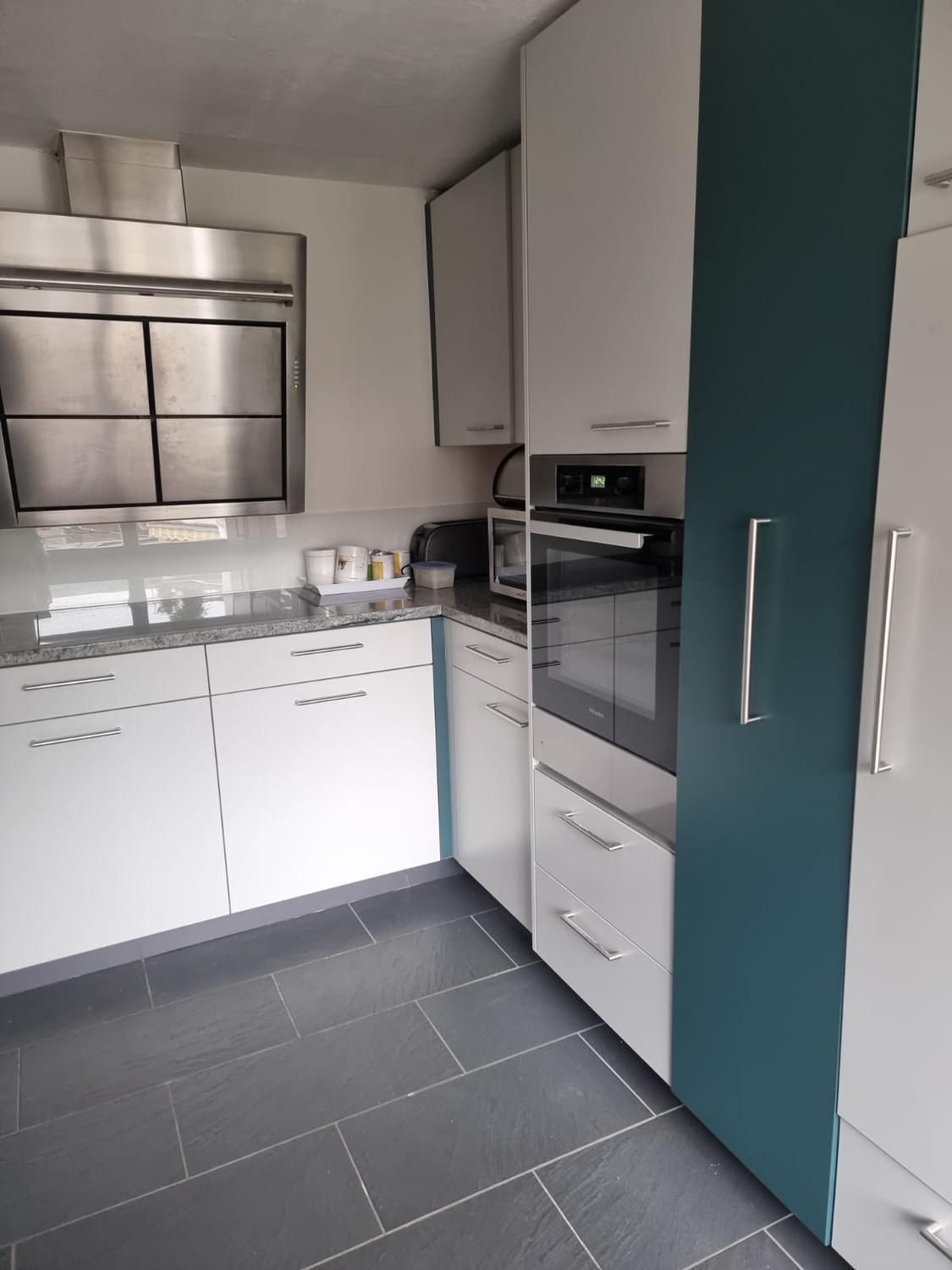 Chambre en colocation

Vous ne cherchez pas simplement une chambre en colocation, mais un foyer avec beaucoup d'espace, un jardin et une atmosphère de vie détendue ? Alors cette offre pourrait être exactement ce qu'il vous faut.  
Dans une charmante ferme à Schlatt TG, une chambre spacieuse d'enviro