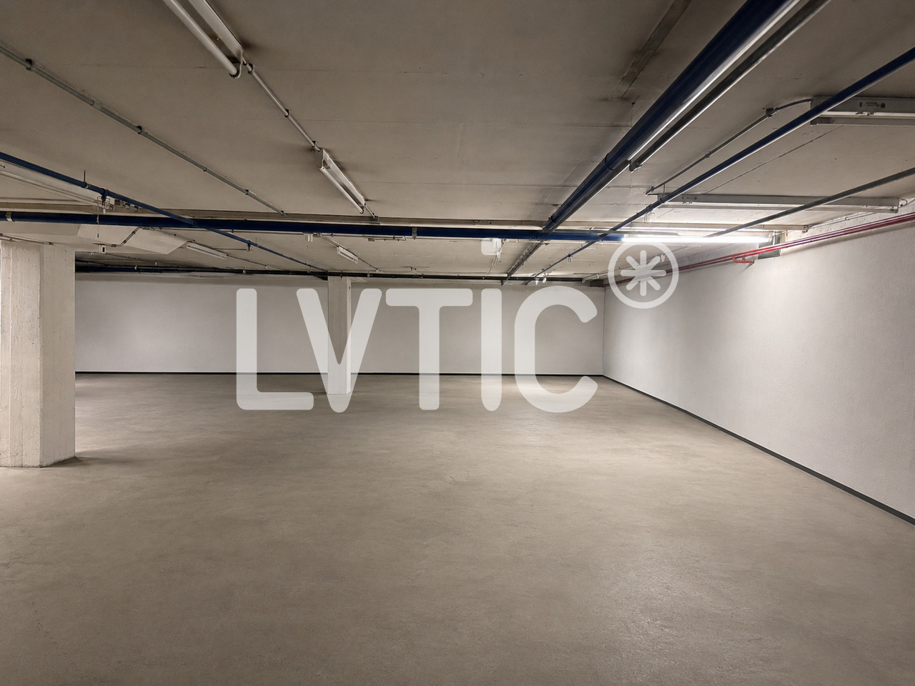 680m² storage room, photo 1 sur 5