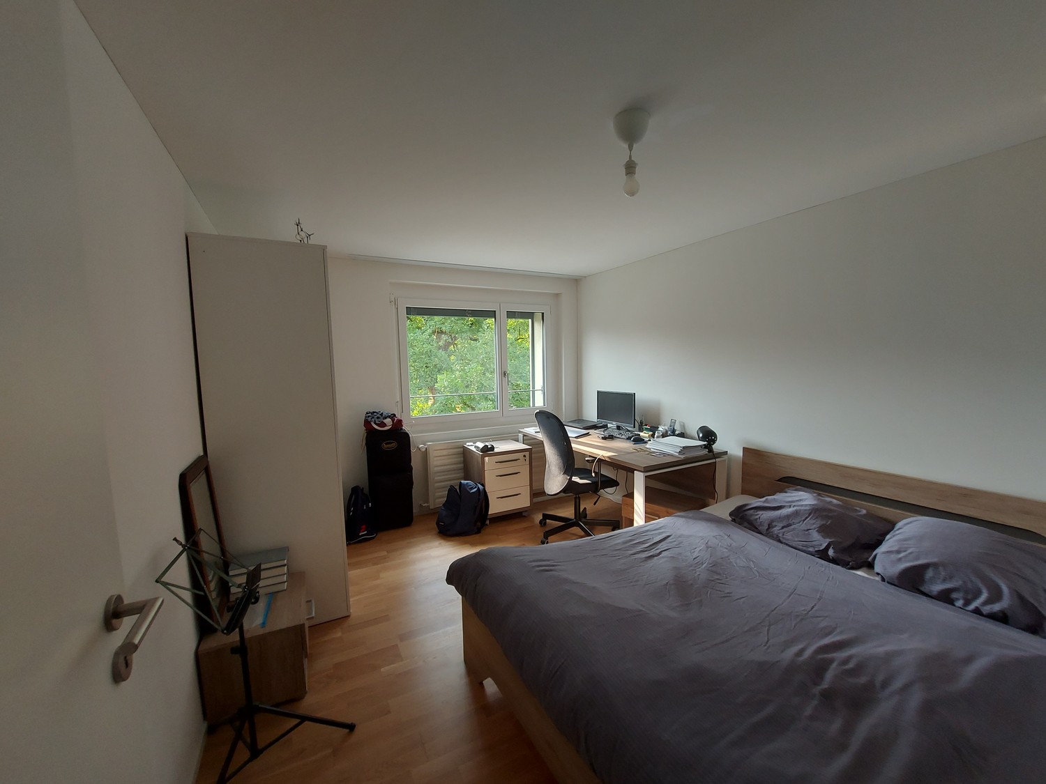 Chambre dans une colocation

Comme je pars pour un semestre à l'étranger pendant quelques mois, je loue ma chambre en colocation :

Temporaire du 1er octobre à fin février
10 minutes du centre de Regensdorf (Coop, Migros, Denner, etc.)
2 minutes de l'arrêt Regensdorf Chrüzächer
Bonnes liaisons vers , photo 1 sur 7