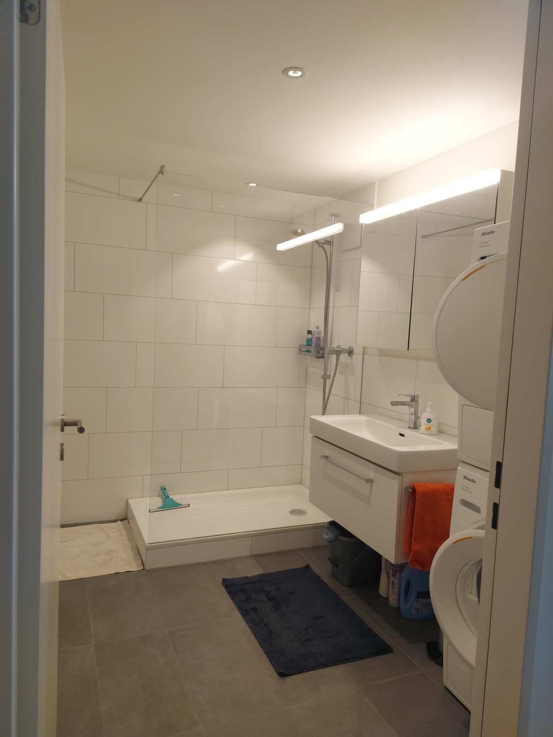 Chambre dans une colocation

Comme je pars pour un semestre à l'étranger pendant quelques mois, je loue ma chambre en colocation :

Temporaire du 1er octobre à fin février
10 minutes du centre de Regensdorf (Coop, Migros, Denner, etc.)
2 minutes de l'arrêt Regensdorf Chrüzächer
Bonnes liaisons vers , photo 6 sur 7