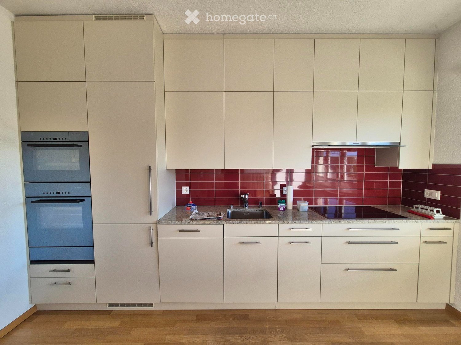 Appartement de 4 ½ pièces

Il est proposé en location un grand appartement de 130 m², idéal pour une famille ou pour ceux qui souhaitent vivre dans des espaces spacieux et confortables.

L'appartement se compose de :

3 chambres à coucher spacieuses
Grand salon accueillant
Cuisine ouverte

2 salles 