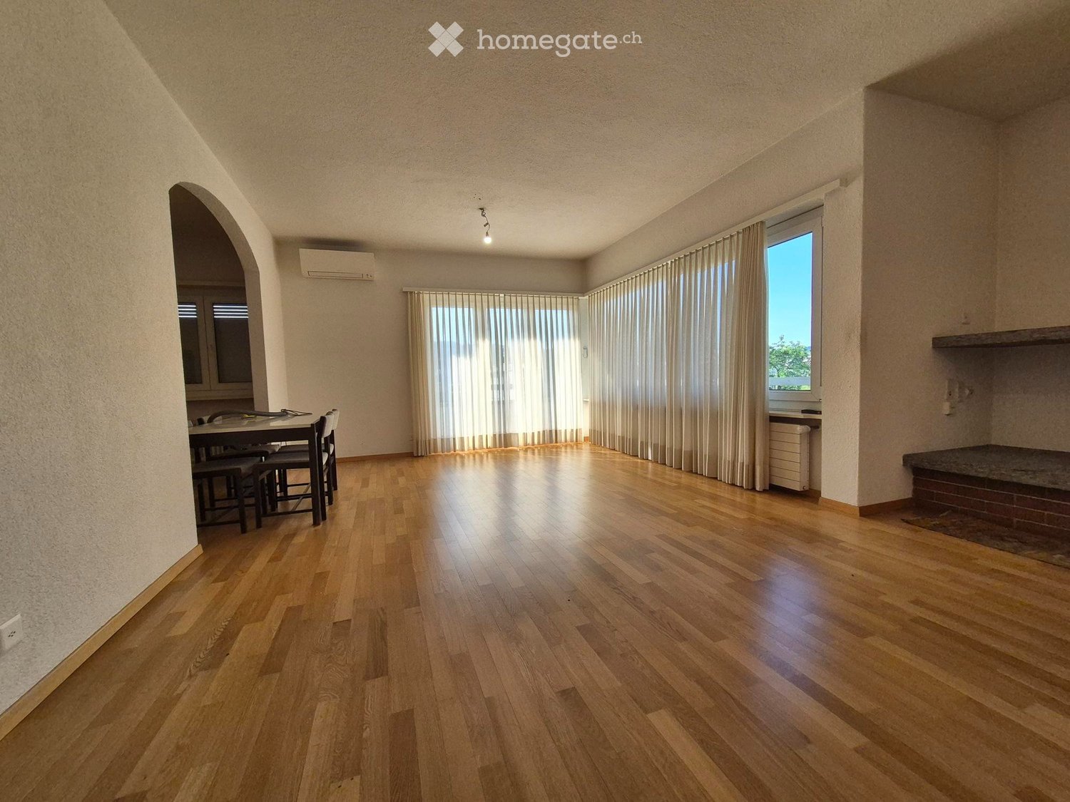 Appartement de 4 ½ pièces

Il est proposé en location un grand appartement de 130 m², idéal pour une famille ou pour ceux qui souhaitent vivre dans des espaces spacieux et confortables.

L'appartement se compose de :

3 chambres à coucher spacieuses
Grand salon accueillant
Cuisine ouverte

2 salles 