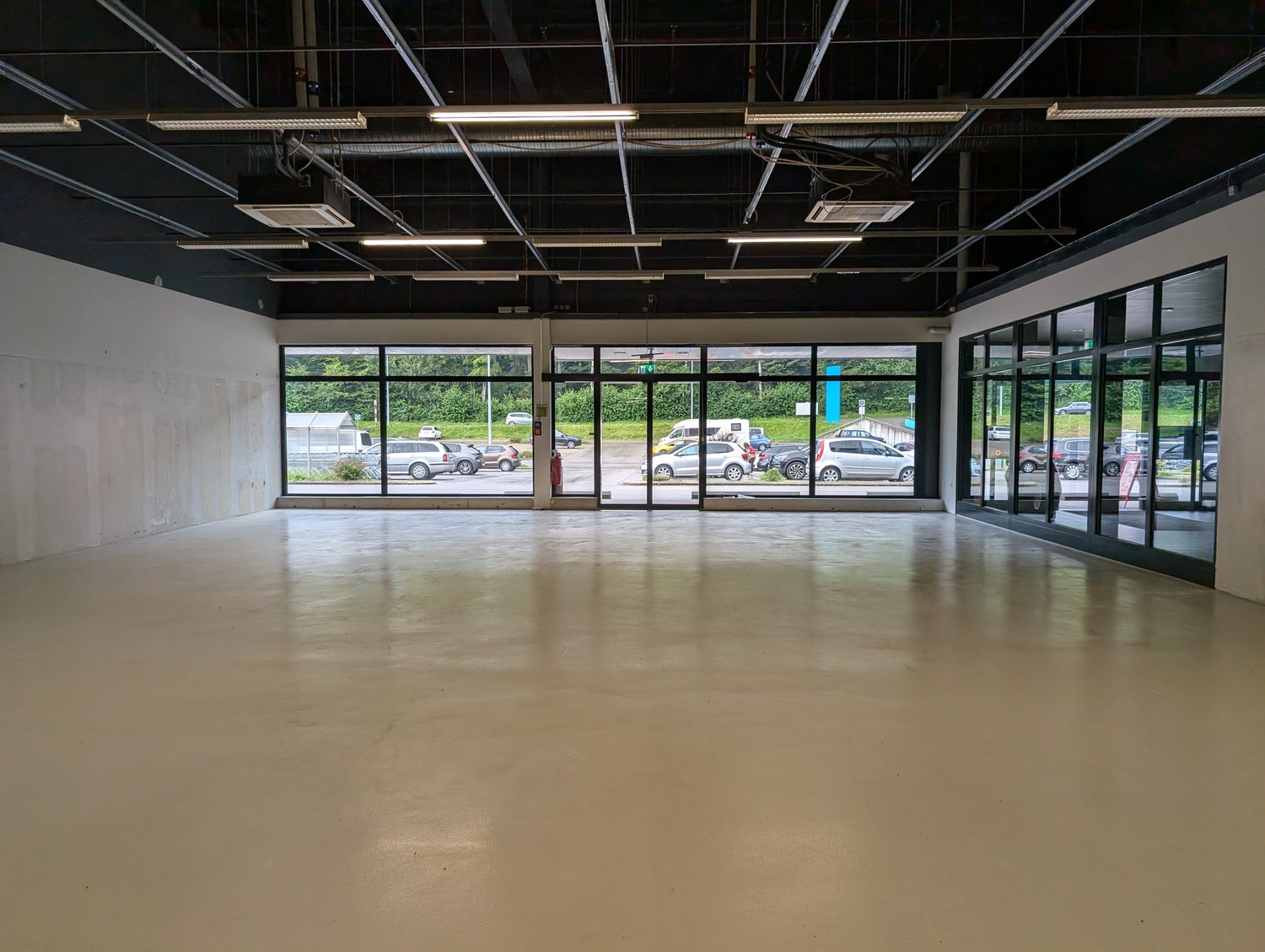 Magasin de 1679m², photo 2 sur 4