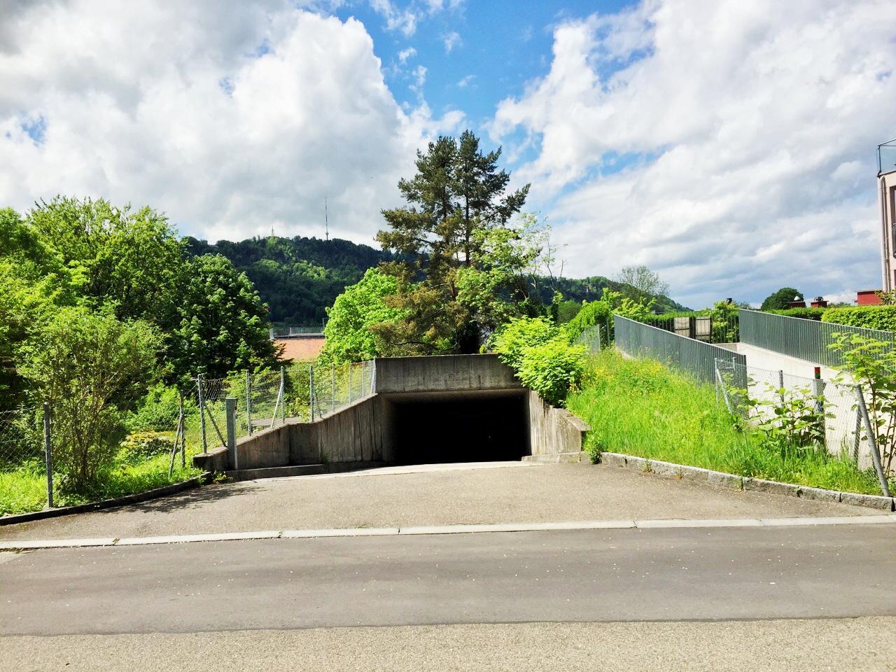Place de stationnement pour votre moto à la recherche ? Vous êtes au bon endroit, car nous louons **dès maintenant ou sur demande** une place de stationnement pour moto dans le parking souterrain de l'Abendwegs 1-5 à 8038 Zürich pour **CHF 80/p.M. (hors TVA).**

Avez-vous suscité notre intérêt ? Nou