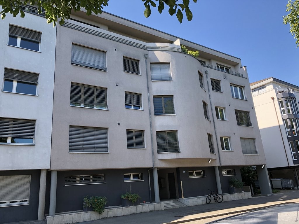 Place de stationnement couvert pour moto