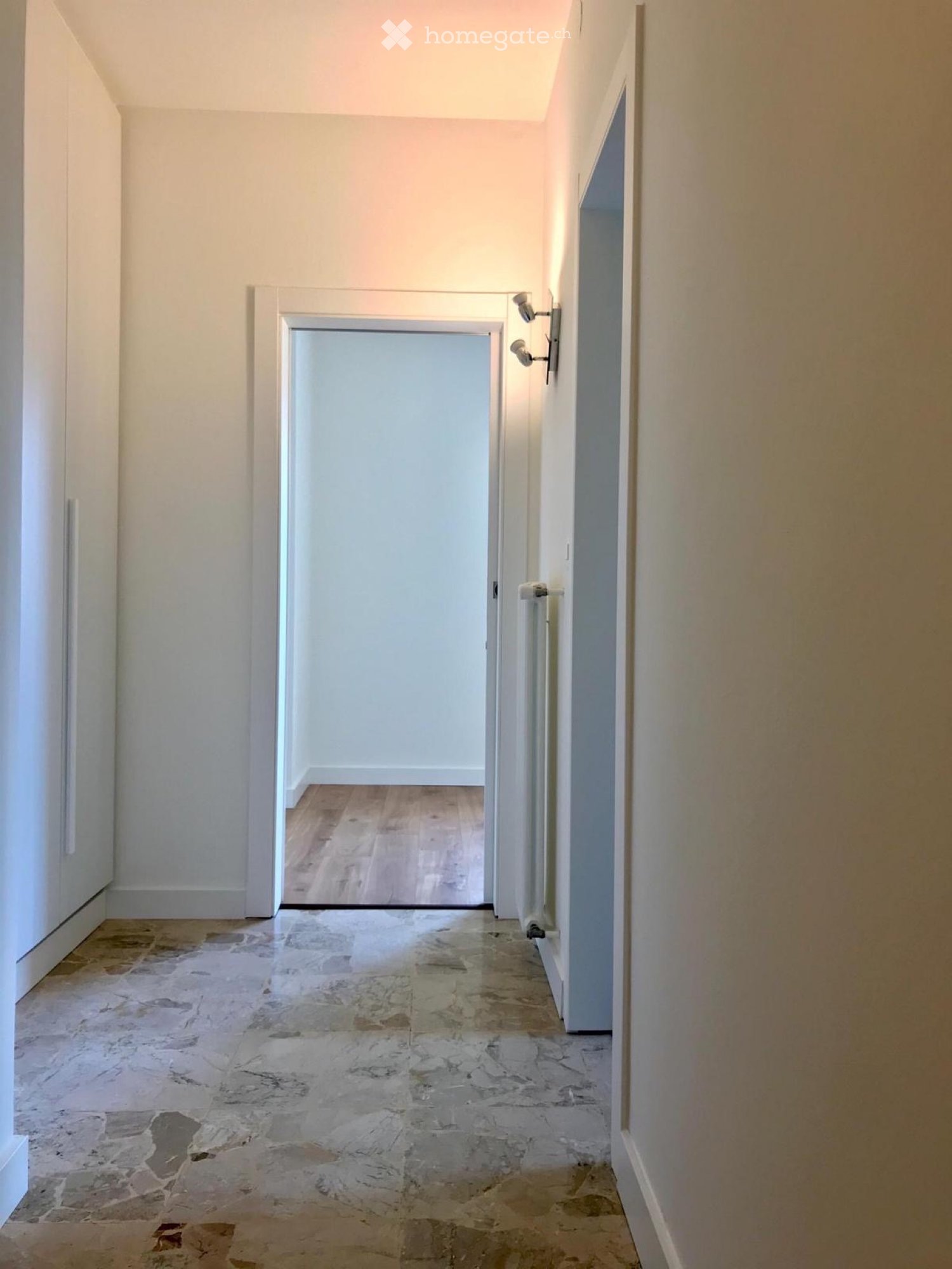 Appartement de 2 pièces

Recherche repreneur immédiatement / date à convenir.

CHF 1000.- par mois, charges comprises et décompte compris + CHF 100.- parking extérieur (possibilité de parking également intérieur avec supplément).

Zone calme, proche du centre, à 4 min à pied de la Migros Piazzale al, photo 4 sur 5