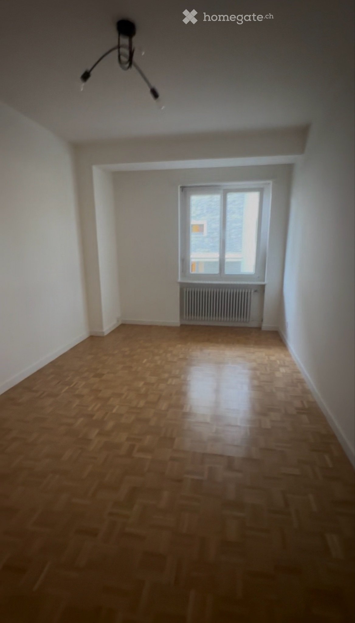 Appartement de 2 pièces

Recherche repreneur immédiatement / date à convenir.

CHF 1000.- par mois, charges comprises et décompte compris + CHF 100.- parking extérieur (possibilité de parking également intérieur avec supplément).

Zone calme, proche du centre, à 4 min à pied de la Migros Piazzale al, photo 3 sur 5