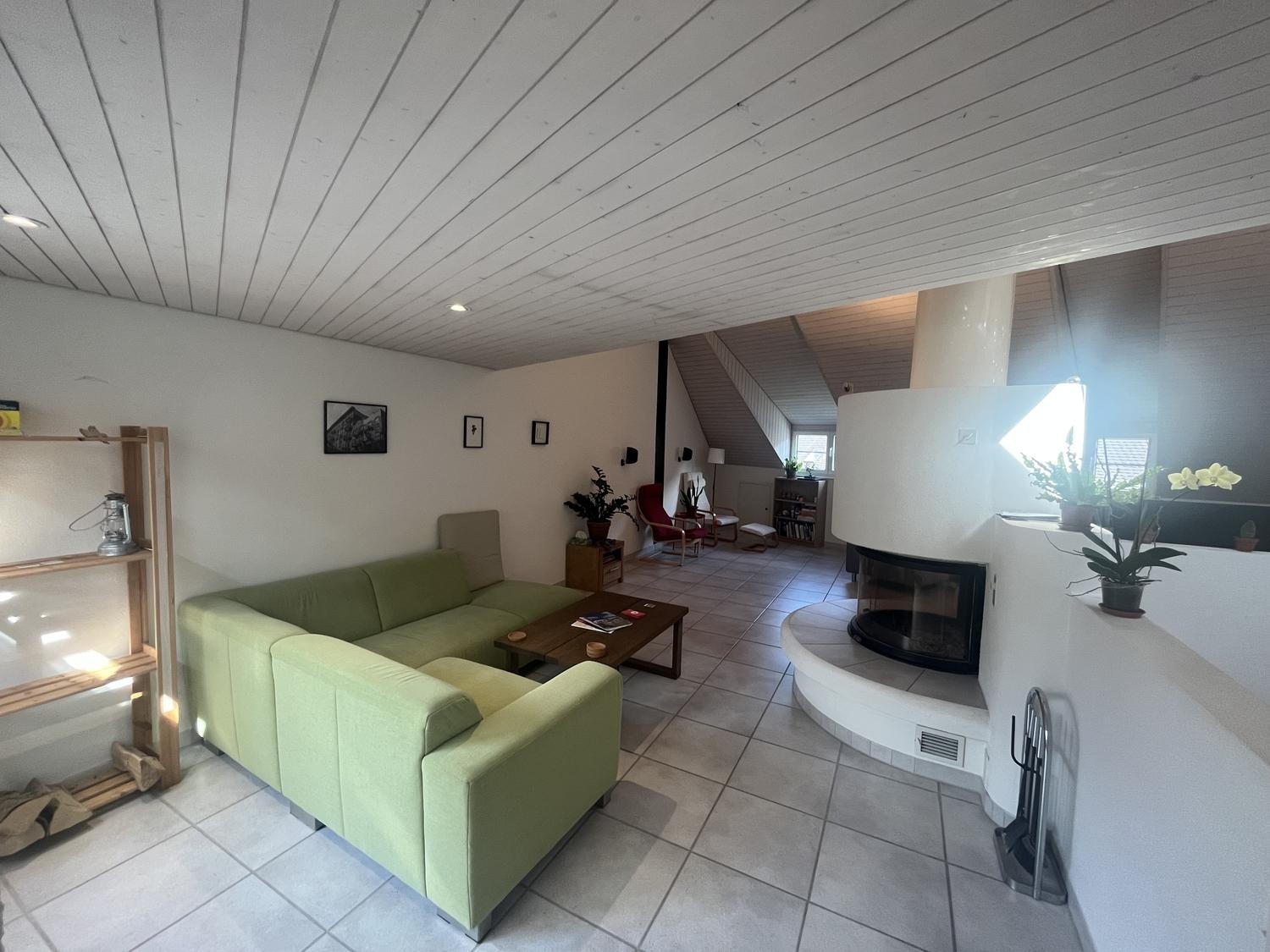 Chambre dans une colocation

Nous recherchons quelqu'un pour rejoindre notre colocation de 3 personnes dans la Brugger Altstadt !  
  
L'appartement est situé sur les deux derniers étages d'un bâtiment en plein centre historique, comprenant un grand espace de vie/salle à manger commun avec cheminée,, photo 2 sur 8