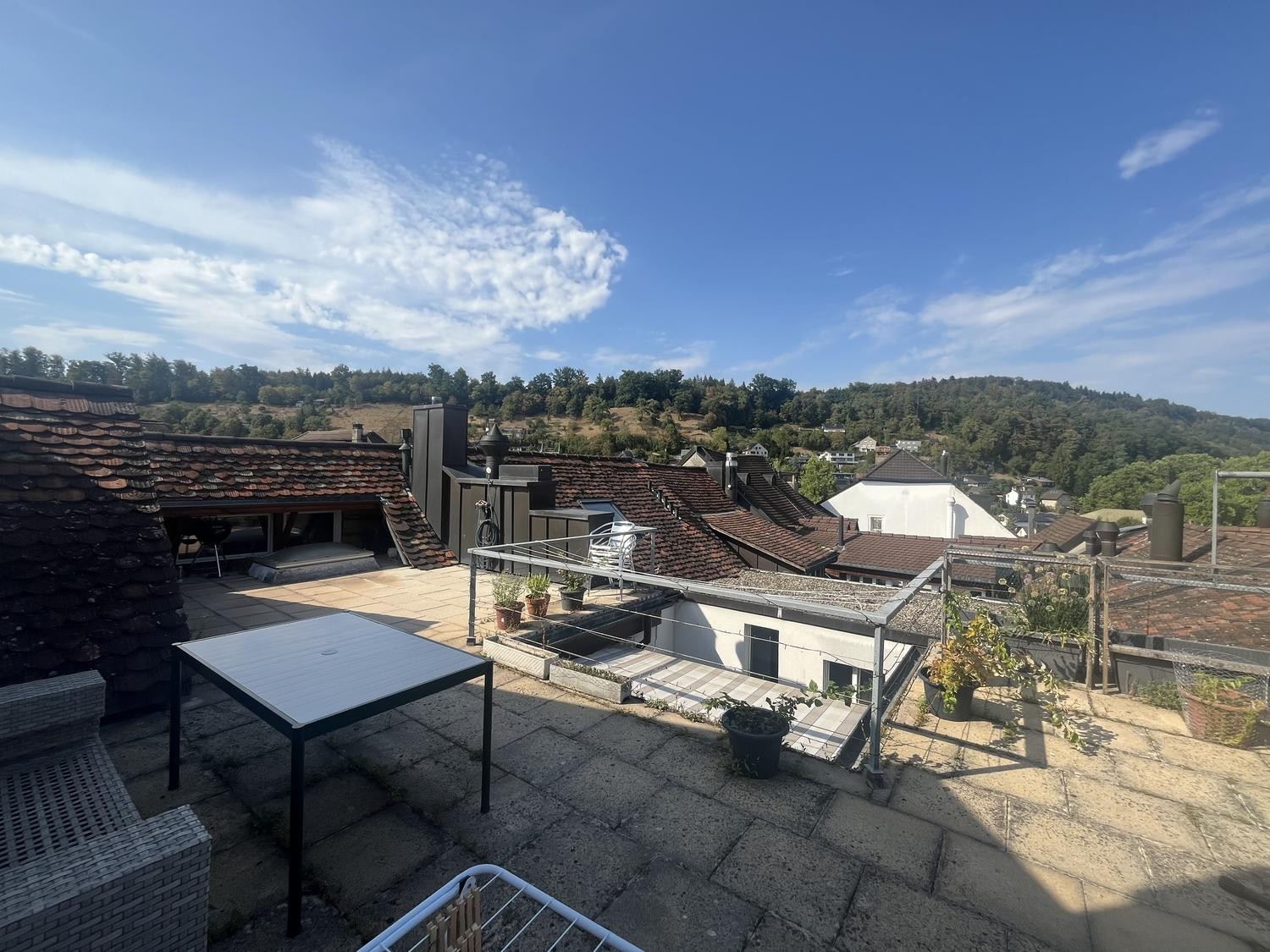 Chambre dans une colocation

Nous recherchons quelqu'un pour rejoindre notre colocation de 3 personnes dans la Brugger Altstadt !  
  
L'appartement est situé sur les deux derniers étages d'un bâtiment en plein centre historique, comprenant un grand espace de vie/salle à manger commun avec cheminée,, photo 5 sur 8