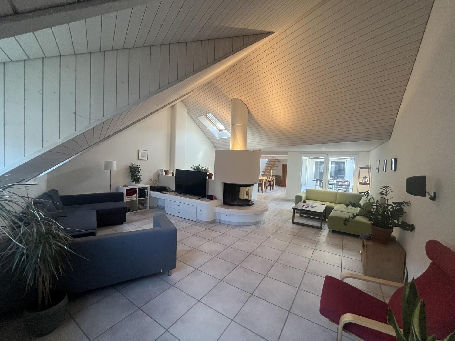 Chambre dans une colocation

Nous recherchons quelqu'un pour rejoindre notre colocation de 3 personnes dans la Brugger Altstadt !  
  
L'appartement est situé sur les deux derniers étages d'un bâtiment en plein centre historique, comprenant un grand espace de vie/salle à manger commun avec cheminée,, photo 1 sur 8
