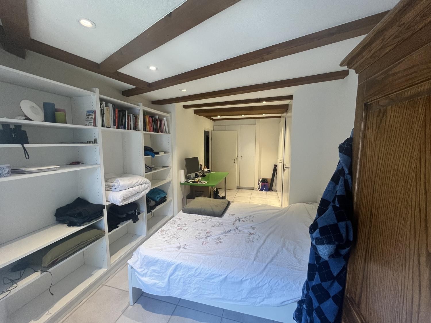 Chambre dans une colocation

Nous recherchons quelqu'un pour rejoindre notre colocation de 3 personnes dans la Brugger Altstadt !  
  
L'appartement est situé sur les deux derniers étages d'un bâtiment en plein centre historique, comprenant un grand espace de vie/salle à manger commun avec cheminée,, photo 7 sur 8