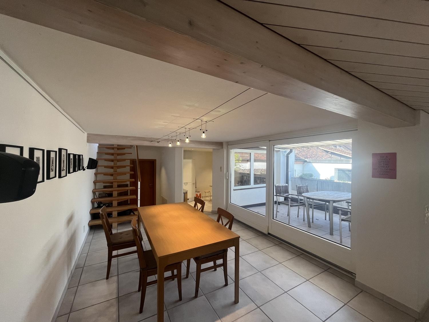 Chambre dans une colocation

Nous recherchons quelqu'un pour rejoindre notre colocation de 3 personnes dans la Brugger Altstadt !  
  
L'appartement est situé sur les deux derniers étages d'un bâtiment en plein centre historique, comprenant un grand espace de vie/salle à manger commun avec cheminée,, photo 3 sur 8