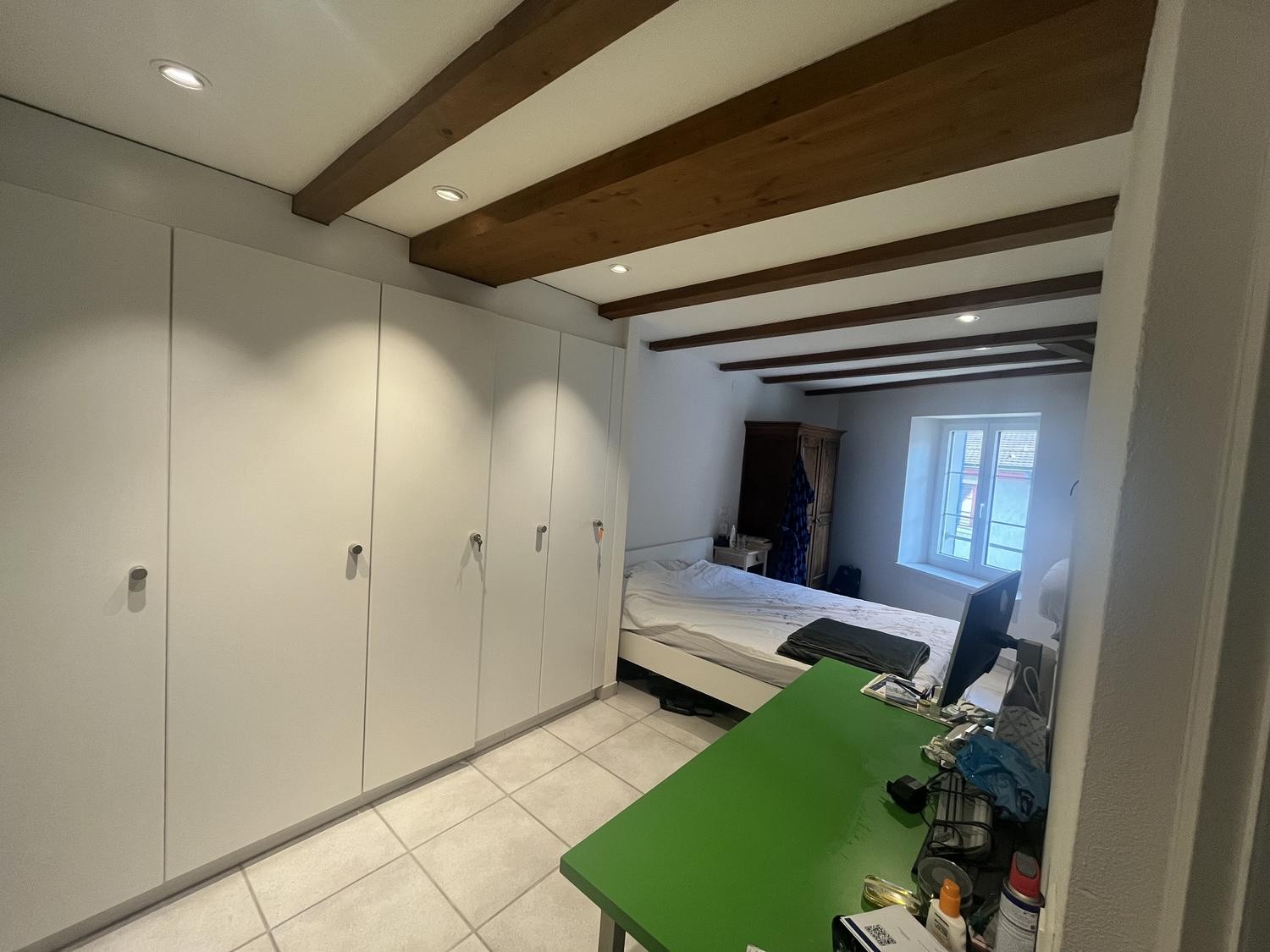 Chambre dans une colocation

Nous recherchons quelqu'un pour rejoindre notre colocation de 3 personnes dans la Brugger Altstadt !  
  
L'appartement est situé sur les deux derniers étages d'un bâtiment en plein centre historique, comprenant un grand espace de vie/salle à manger commun avec cheminée,, photo 8 sur 8