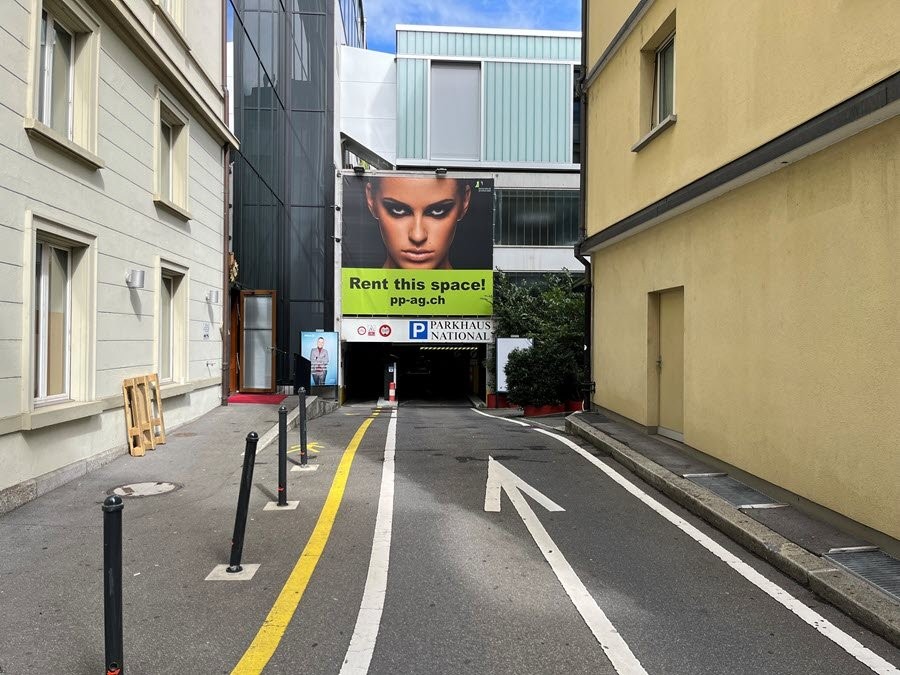 Per sofort oder nach Vereinbarung vermieten wir im Parkhaus National, Luzern einen Autoeinstellplatz (Einstellplatz Nr. 7).

Der monatliche Mietzins beträgt Fr. 200.00.

Zur Beantwortung allfälliger Fragen stehen wir Ihnen gerne zur Verfügung.