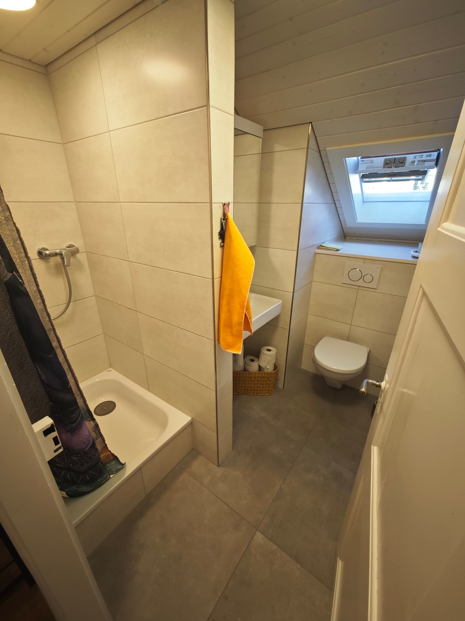 Chambre dans une colocation

Vous cherchez une belle chambre fraîchement rénovée et appréciez votre intimité ? Alors ceci pourrait peut-être parfaitement vous convenir.

Chambre : Chambre individuelle lumineuse dans un appartement fraîchement rénové.

Emplacement : Excellente liaison à la gare (2 mi, photo 3 sur 3
