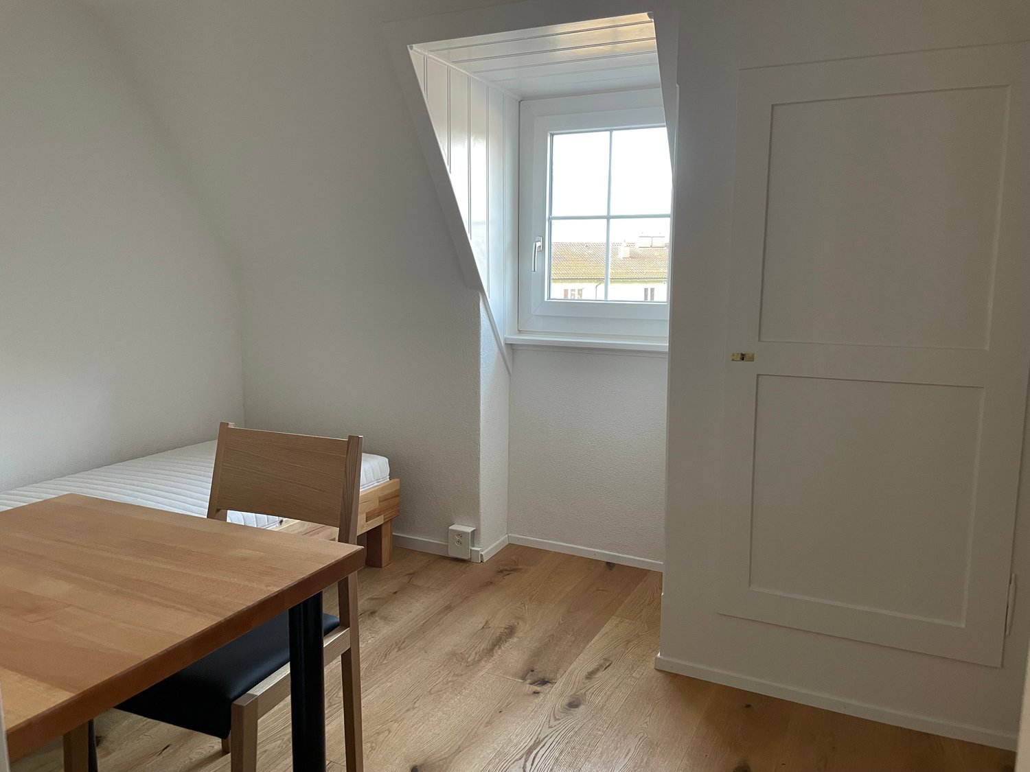 Chambre dans une colocation

Vous cherchez une belle chambre fraîchement rénovée et appréciez votre intimité ? Alors ceci pourrait peut-être parfaitement vous convenir.

Chambre : Chambre individuelle lumineuse dans un appartement fraîchement rénové.

Emplacement : Excellente liaison à la gare (2 mi, photo 1 sur 3