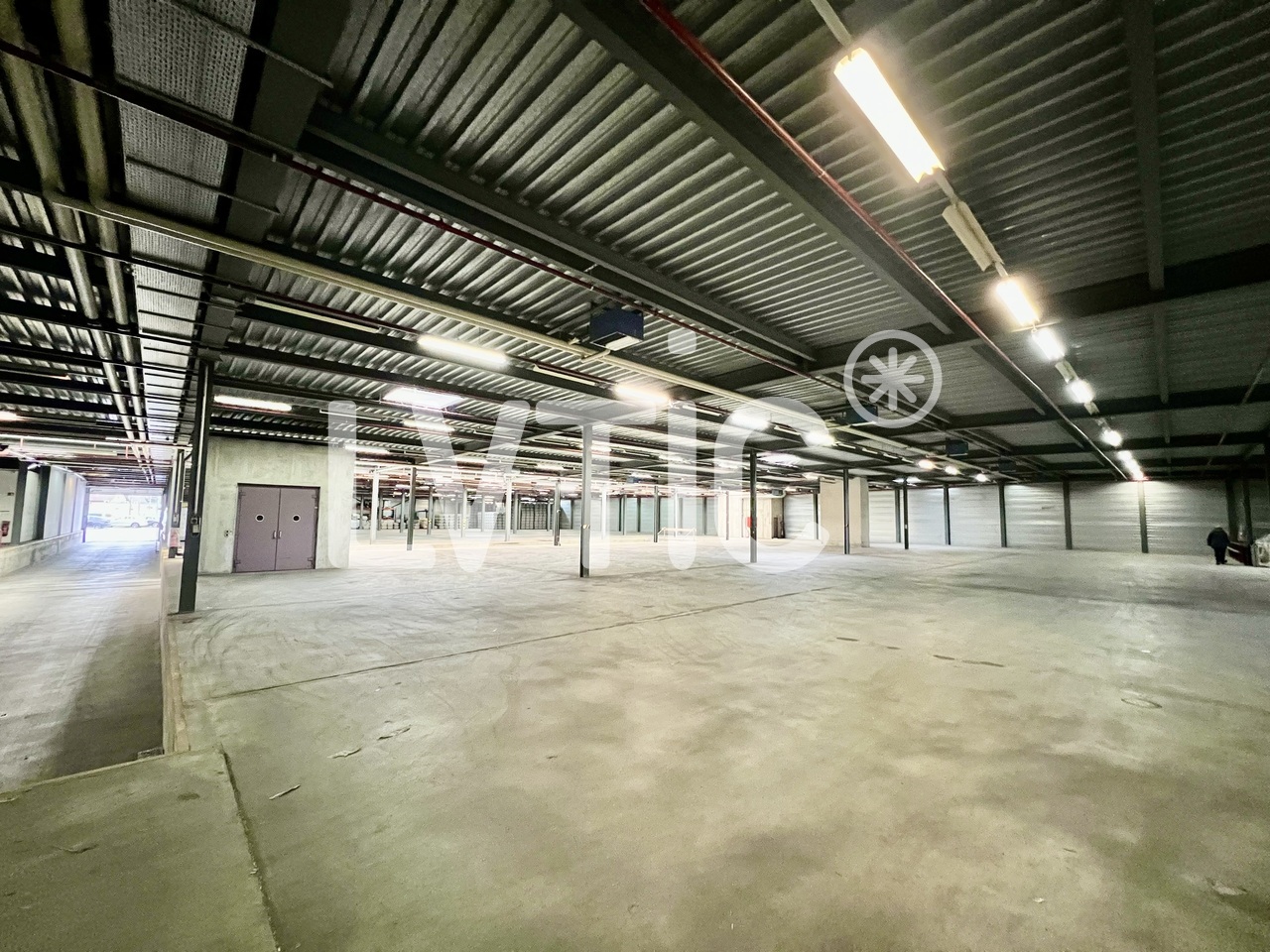 2200m² storage room