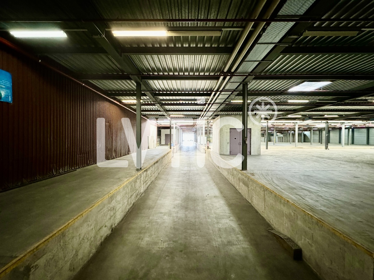 2200m² storage room