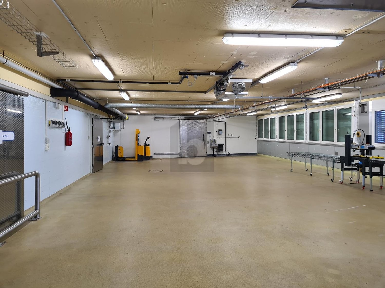 Local de stockage de 100m², photo 1 sur 2