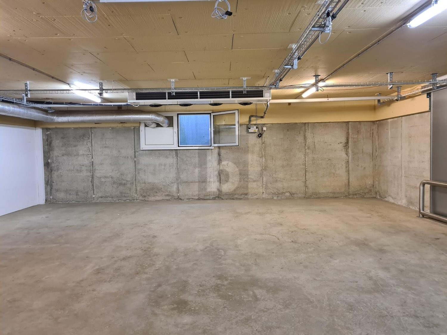 Local de stockage de 100m², photo 2 sur 2