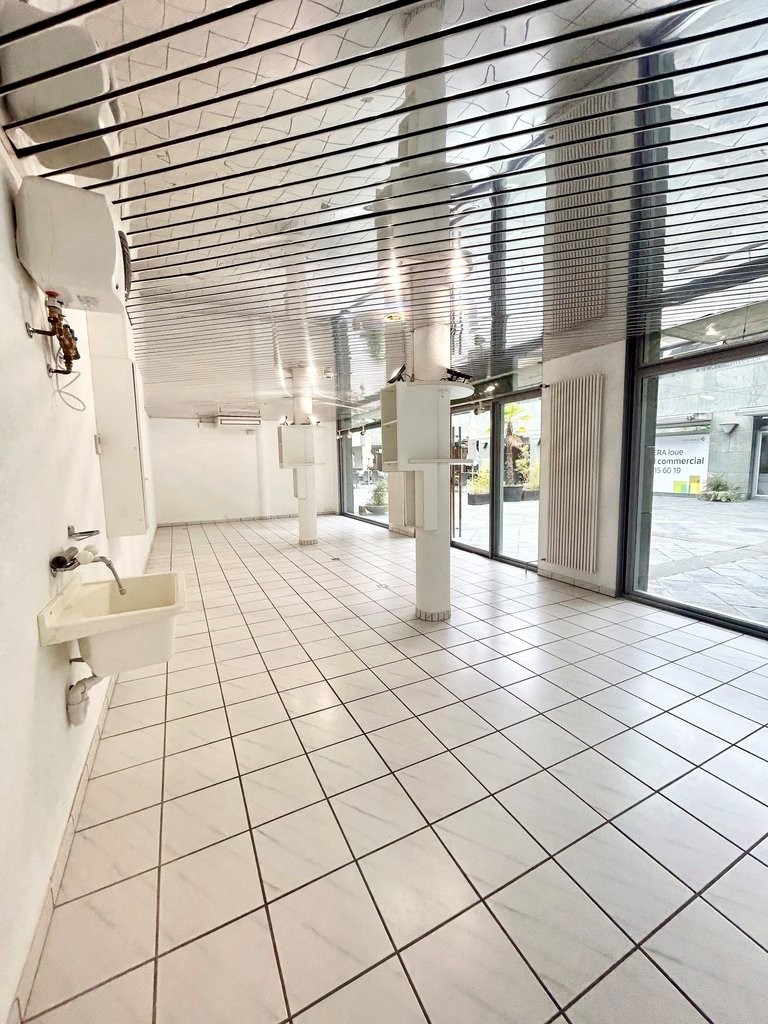 50m² shop