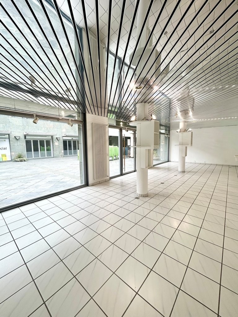 50m² shop