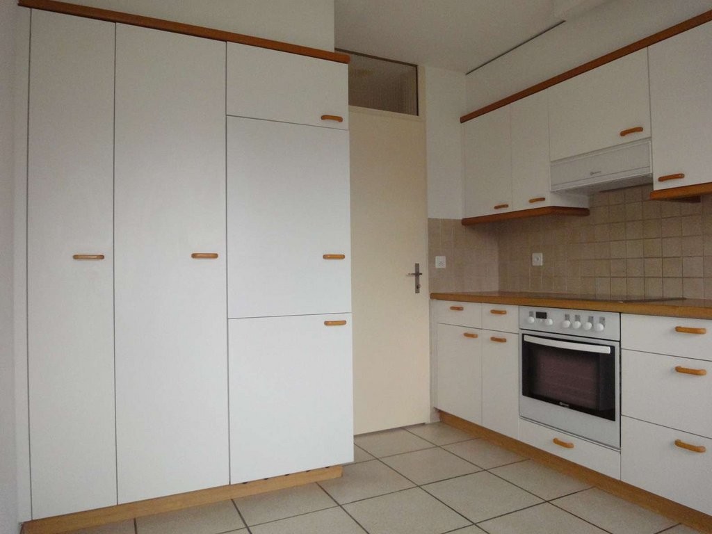 Appartement de 3 ½ pièces","description":"Emplacement calme et immeuble très bien entretenu.   
  
L'appartement est équipé comme suit :   
  
\- Cuisine avec carrelage   
\- Lave-vaisselle, vitrocéramique, grand réfrigérateur, etc.   
\- 2 salles d'eau / salles de bain avec fenêtre   
\- Réduit ave