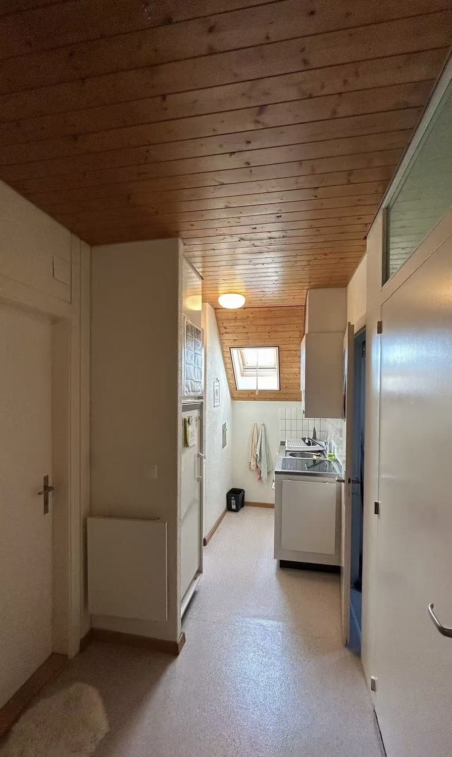 Chambre dans une colocation
**Emplacement** : L'appartement est situé dans un quartier calme, tout en étant extrêmement pratique. Il se trouve à seulement 2 minutes à pied de la gare et à 5 minutes à pied du supermarché.
**Détails du loyer** : La chambre est **non meublée**. Le loyer comprend les fr, photo 5 sur 8