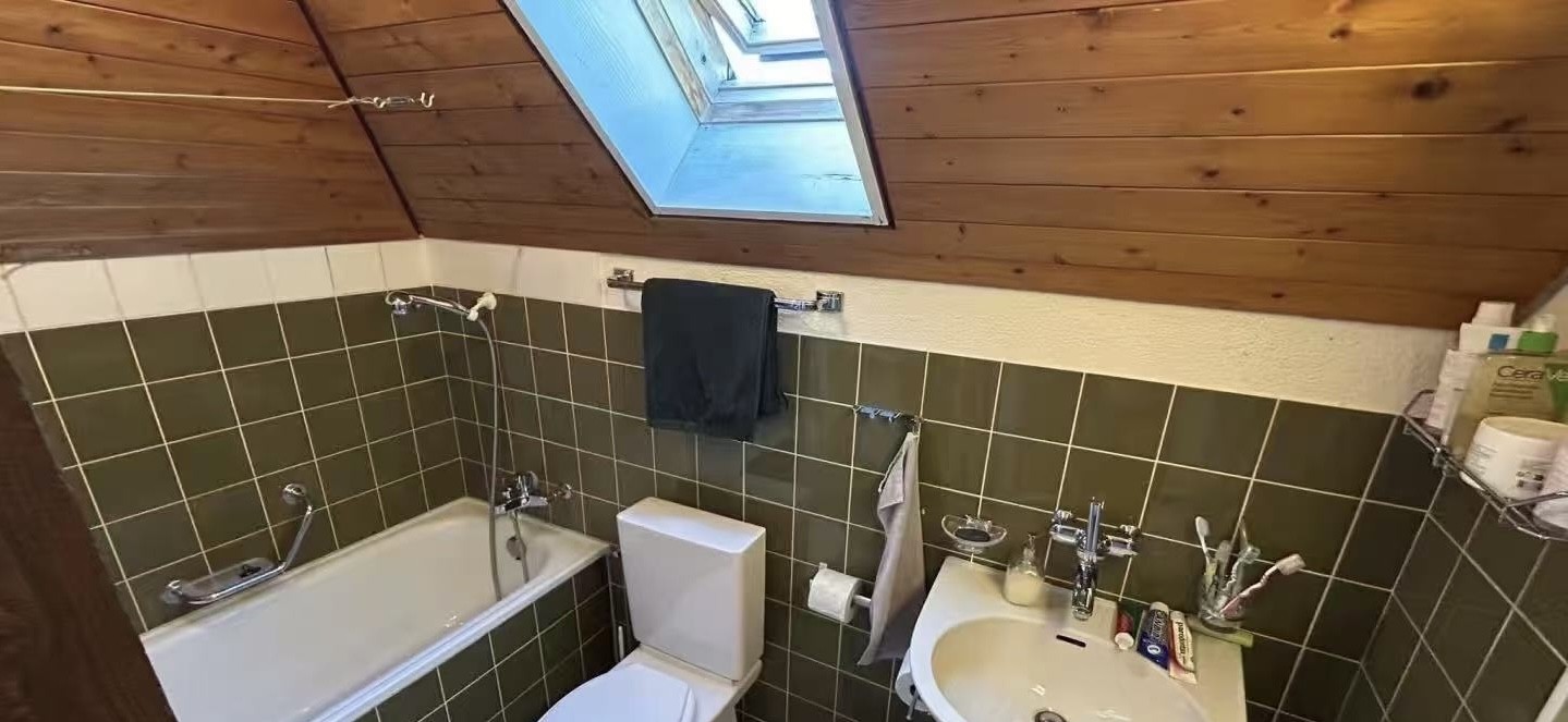 Chambre dans une colocation
**Emplacement** : L'appartement est situé dans un quartier calme, tout en étant extrêmement pratique. Il se trouve à seulement 2 minutes à pied de la gare et à 5 minutes à pied du supermarché.
**Détails du loyer** : La chambre est **non meublée**. Le loyer comprend les fr, photo 7 sur 8